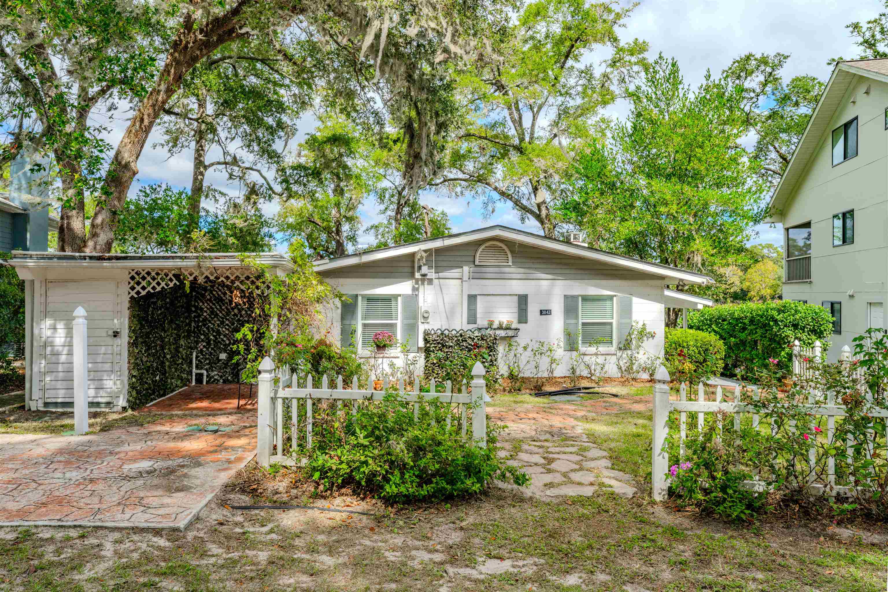 3842 Edgewater Drive