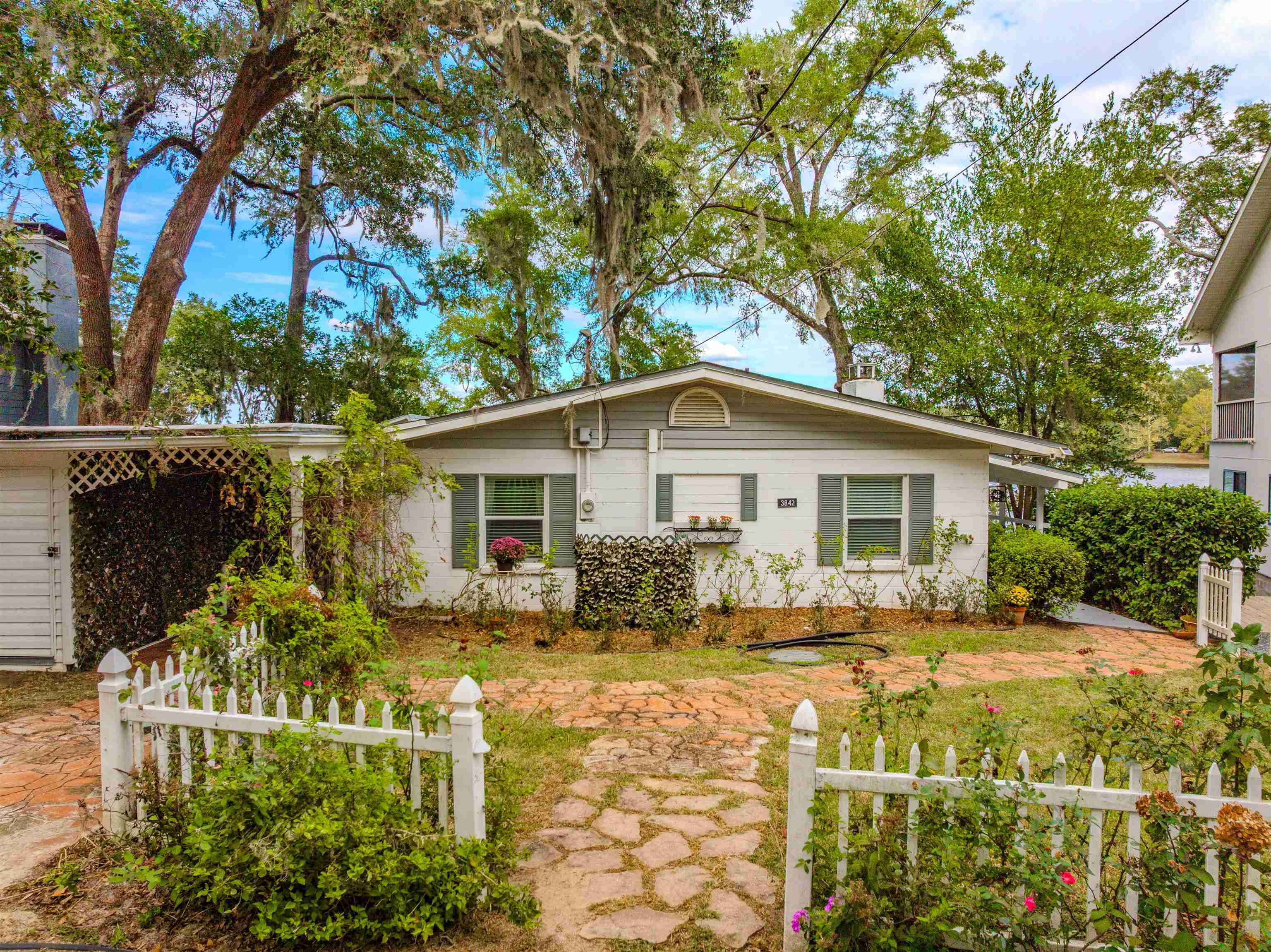 3842 Edgewater Drive