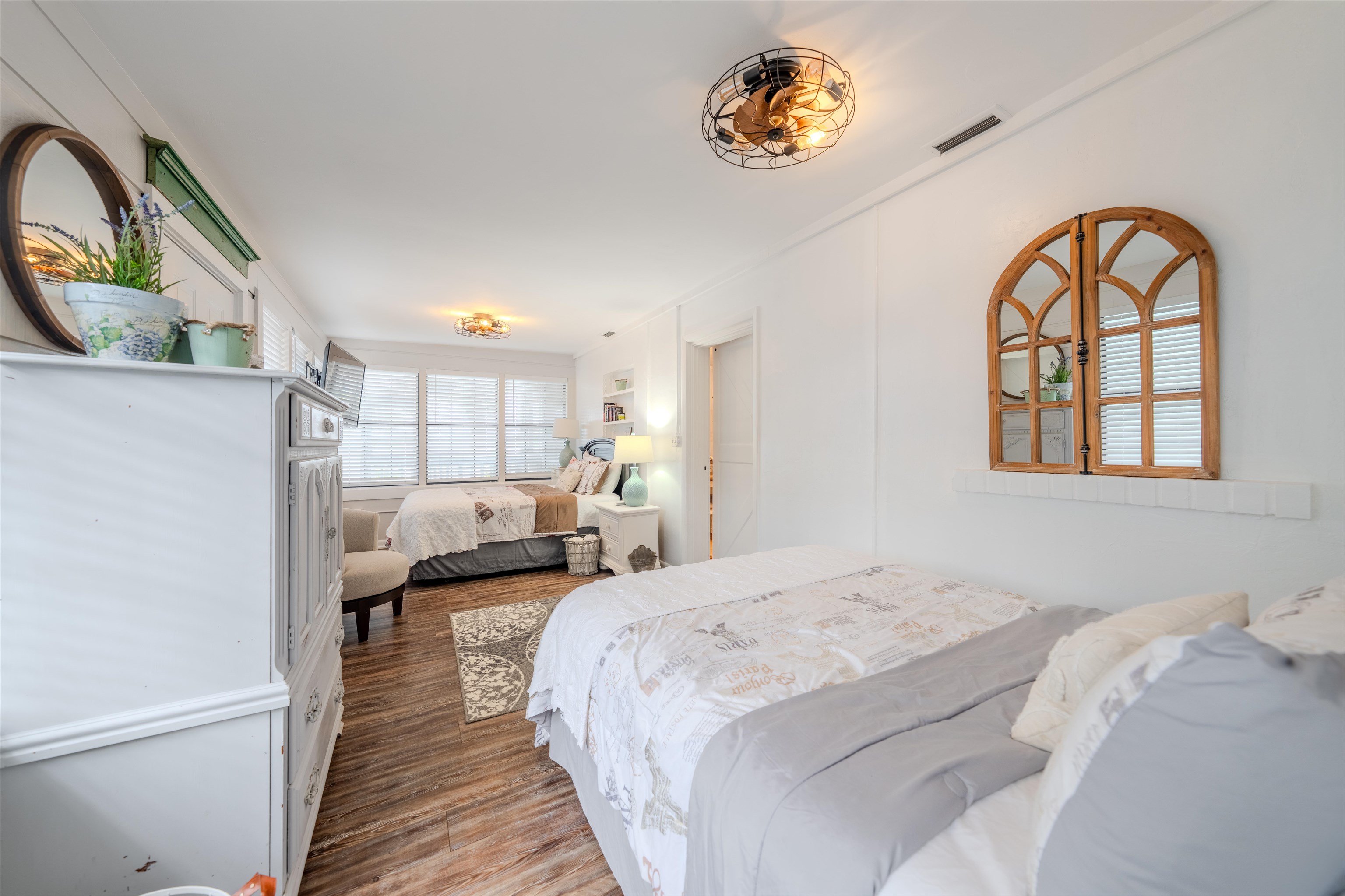 3842 Edgewater Drive