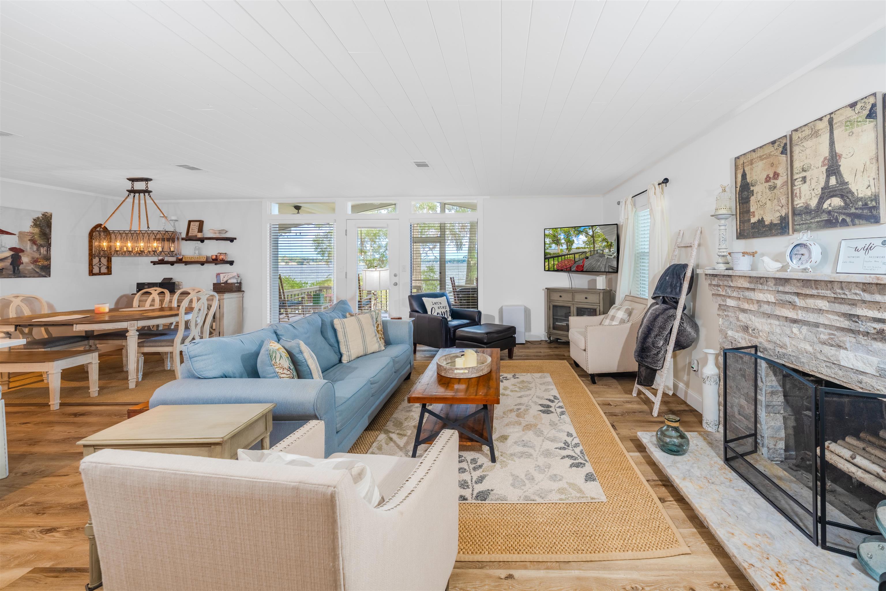 3842 Edgewater Drive