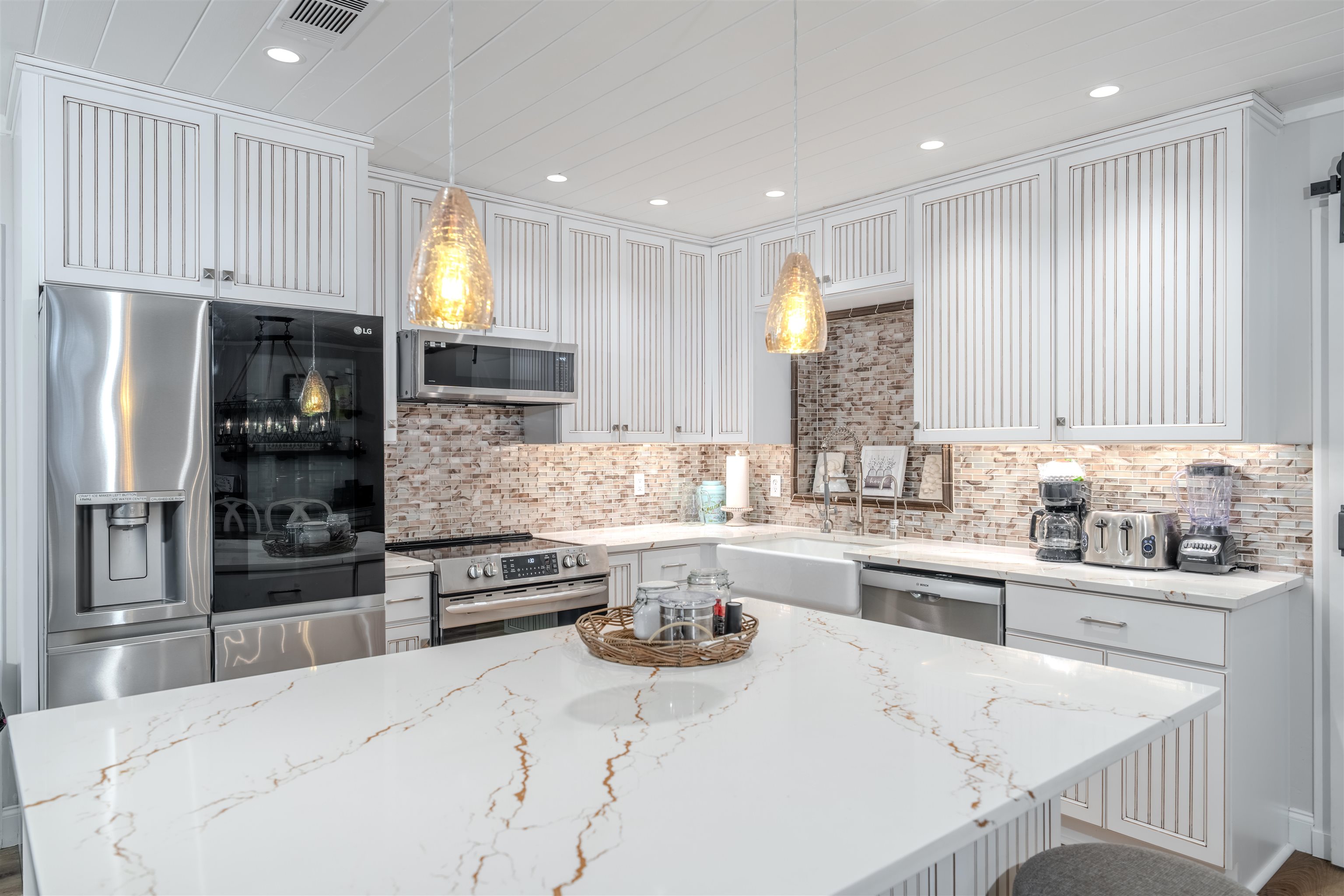 3842 Edgewater Drive