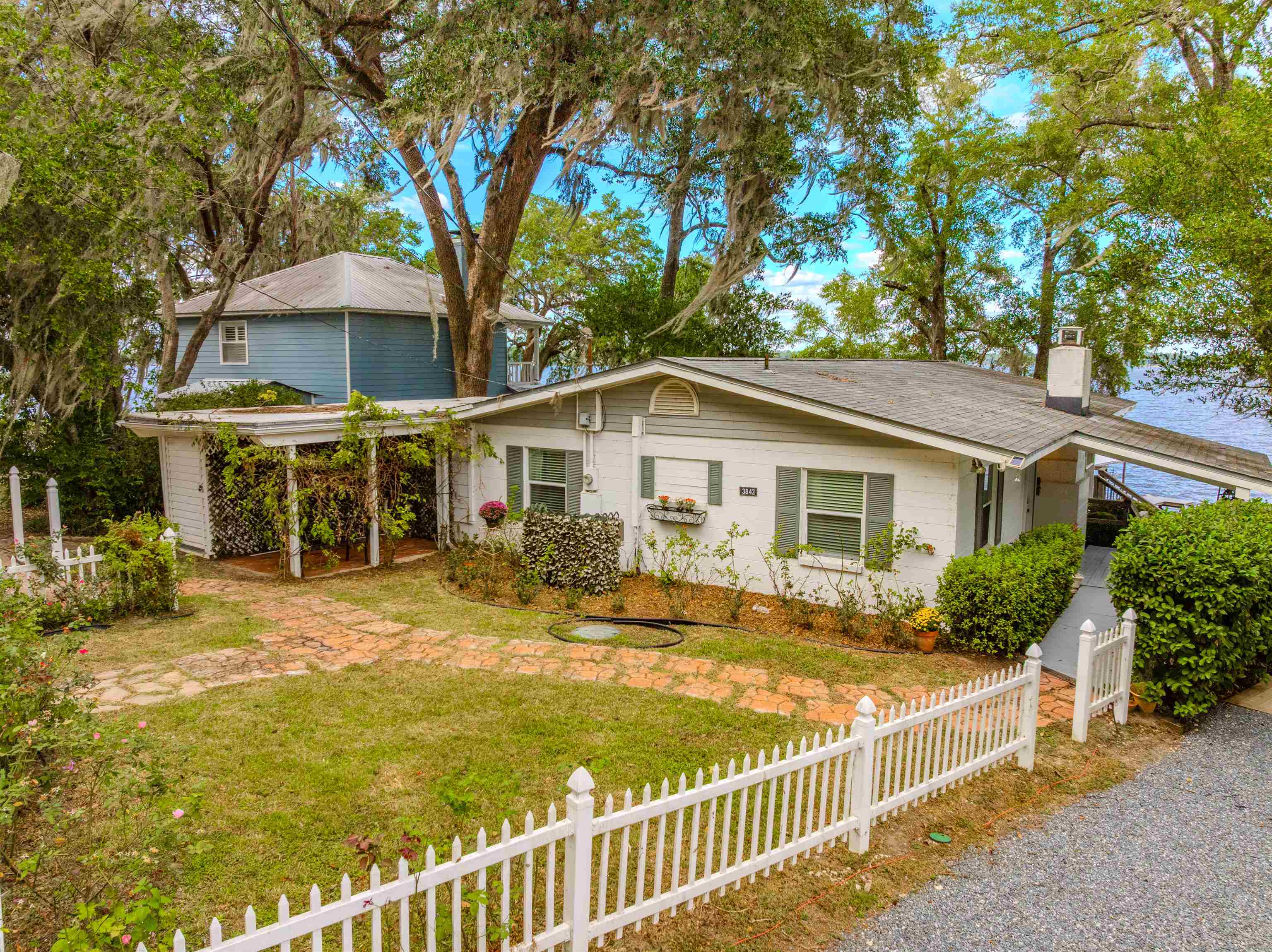 3842 Edgewater Drive