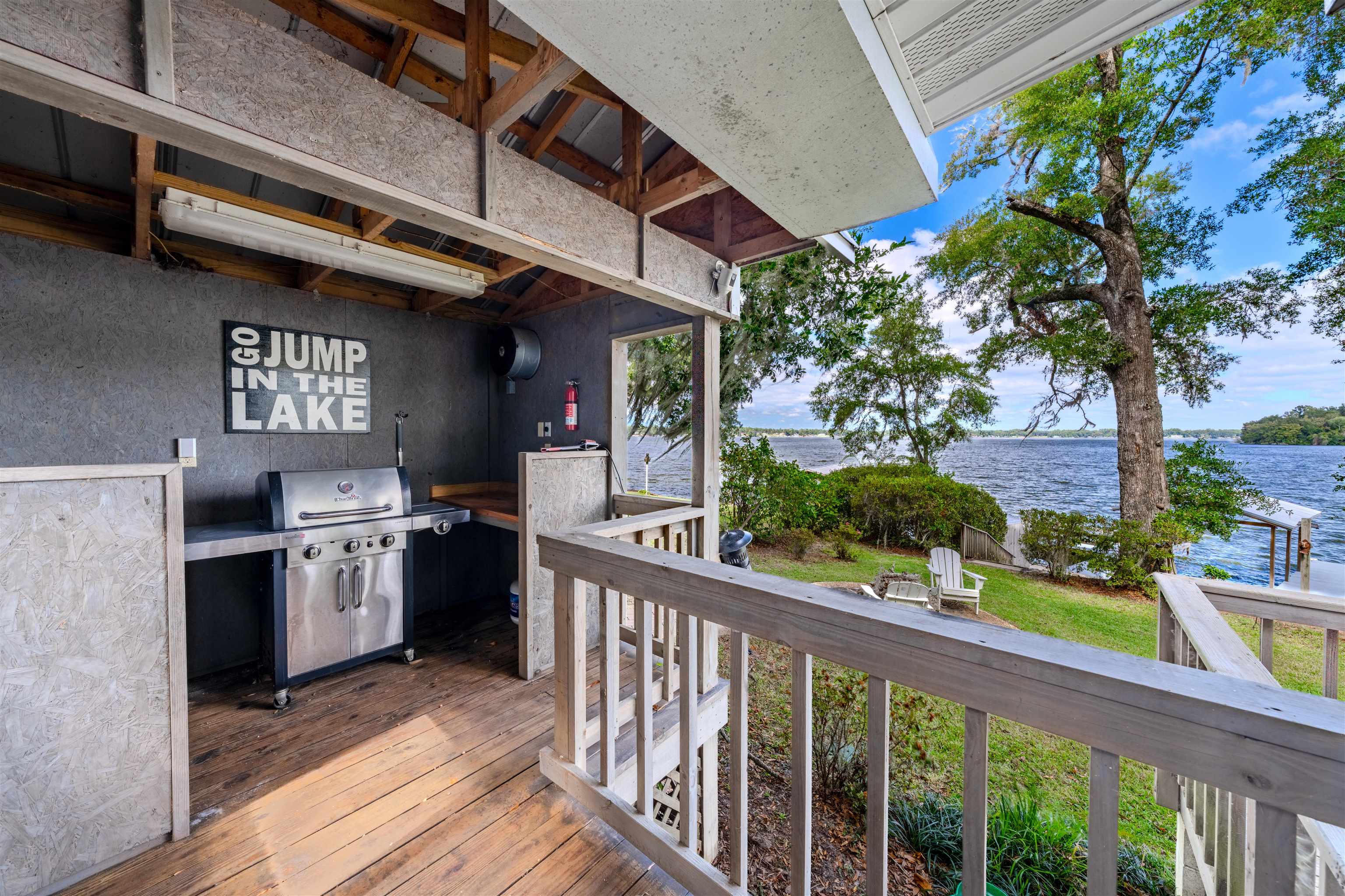 3842 Edgewater Drive