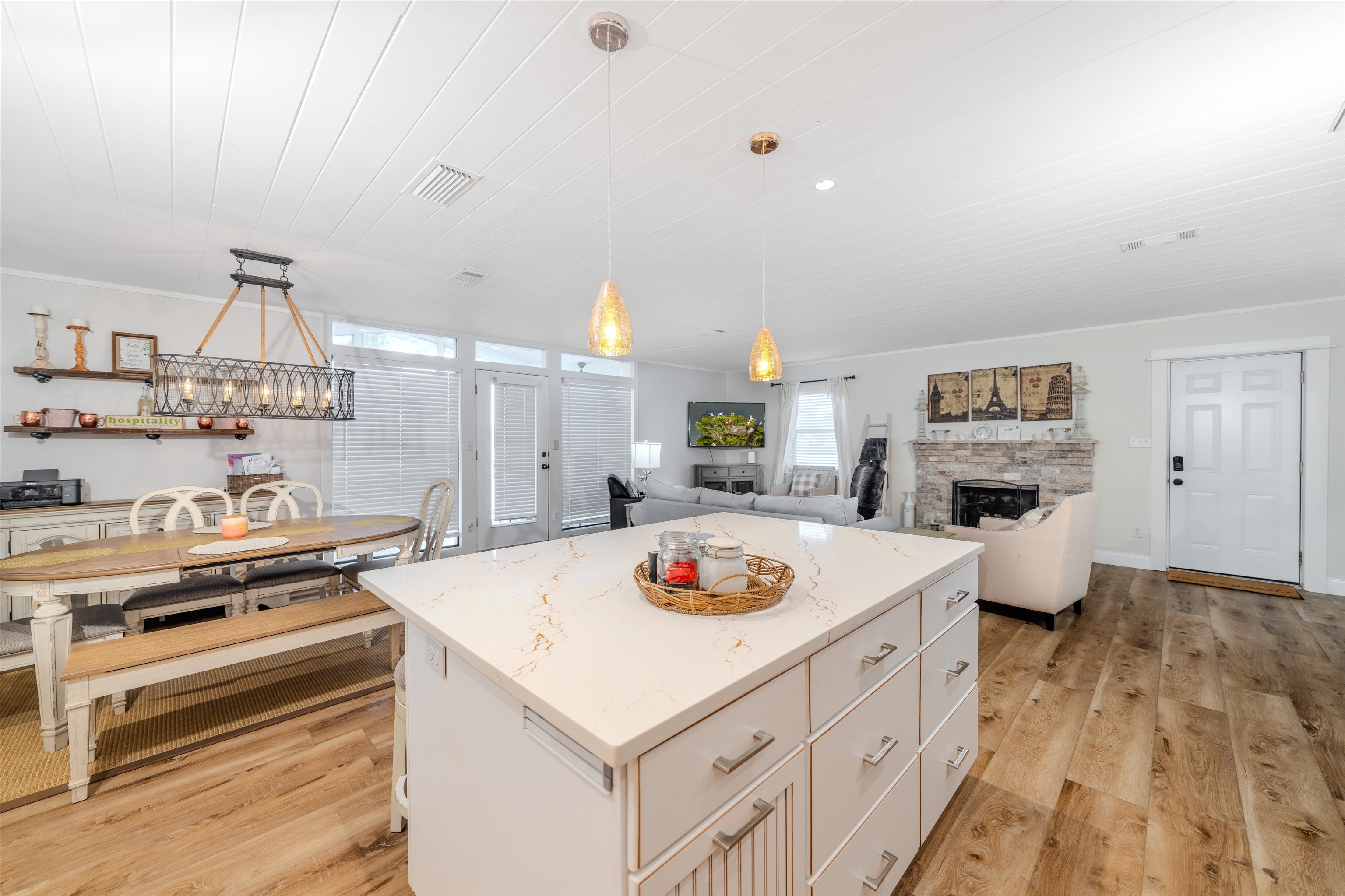 3842 Edgewater Drive