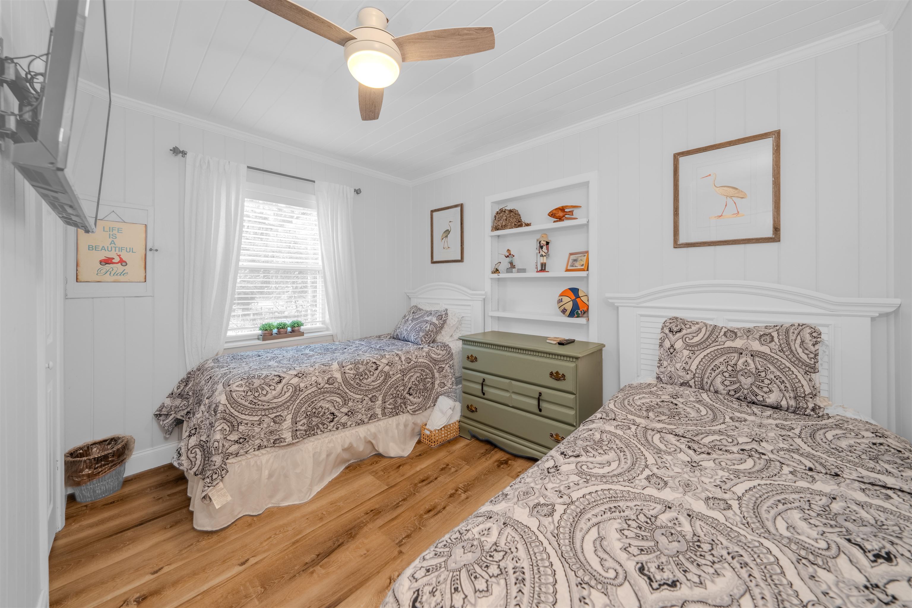 3842 Edgewater Drive