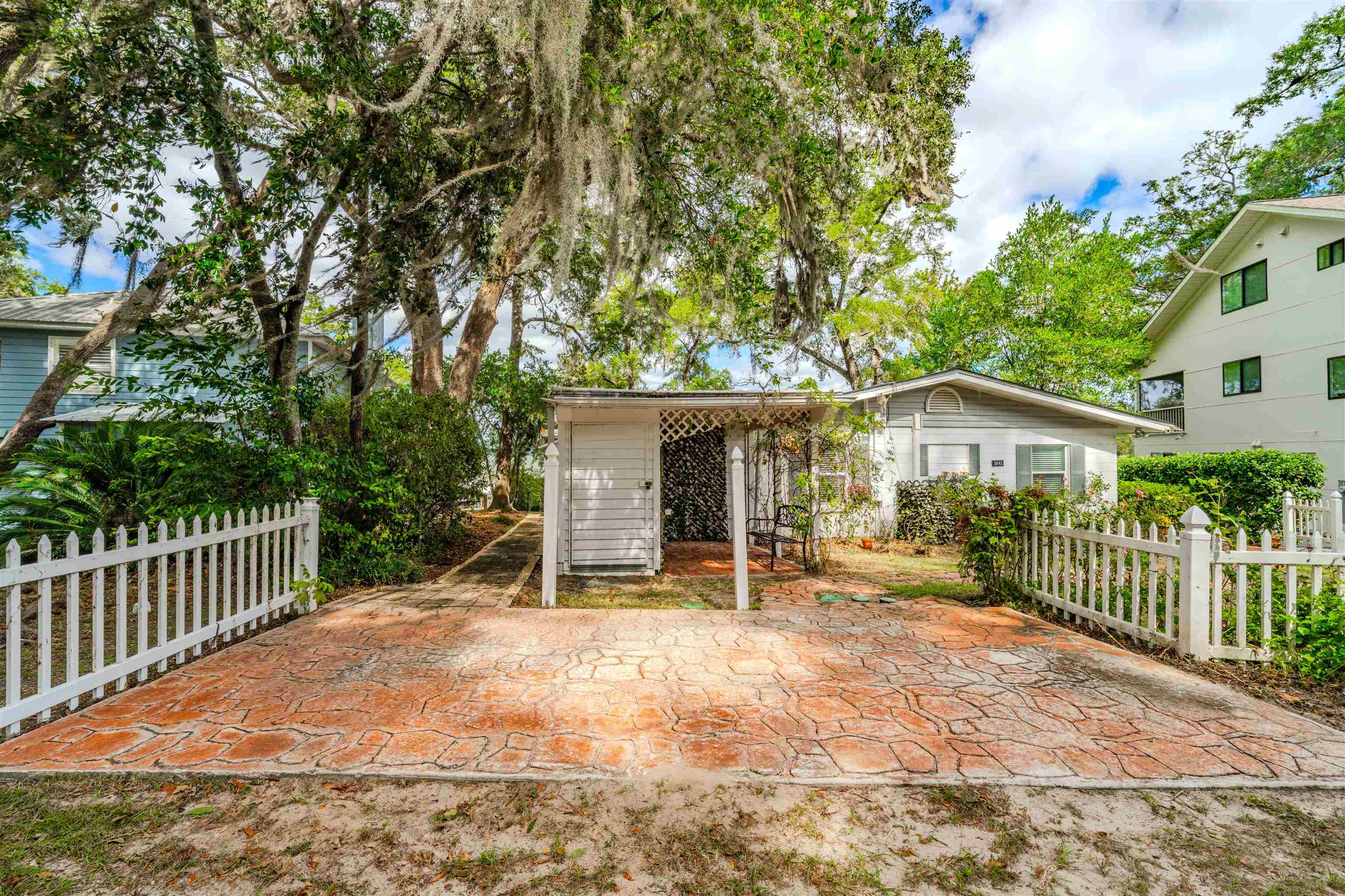 3842 Edgewater Drive