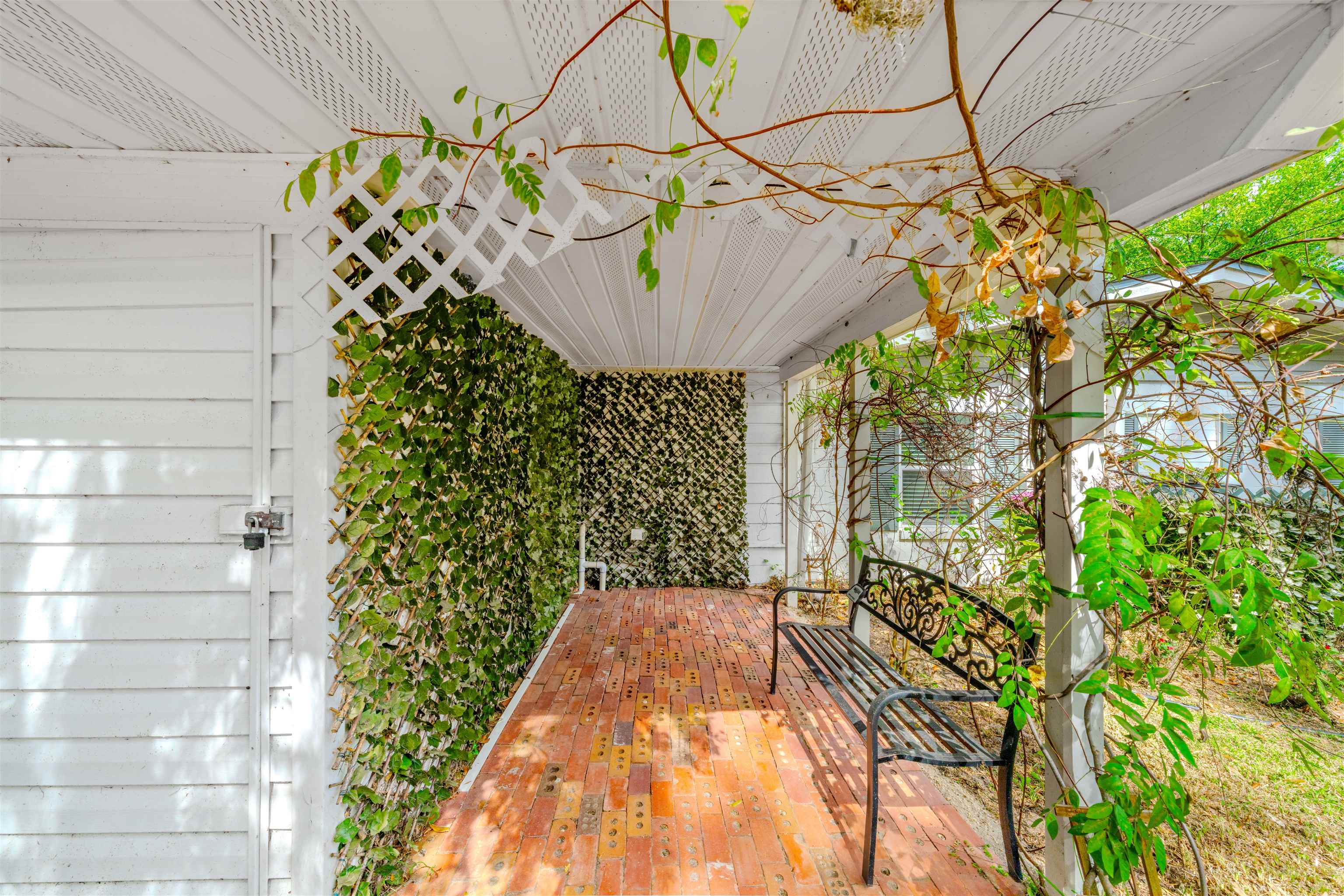 3842 Edgewater Drive