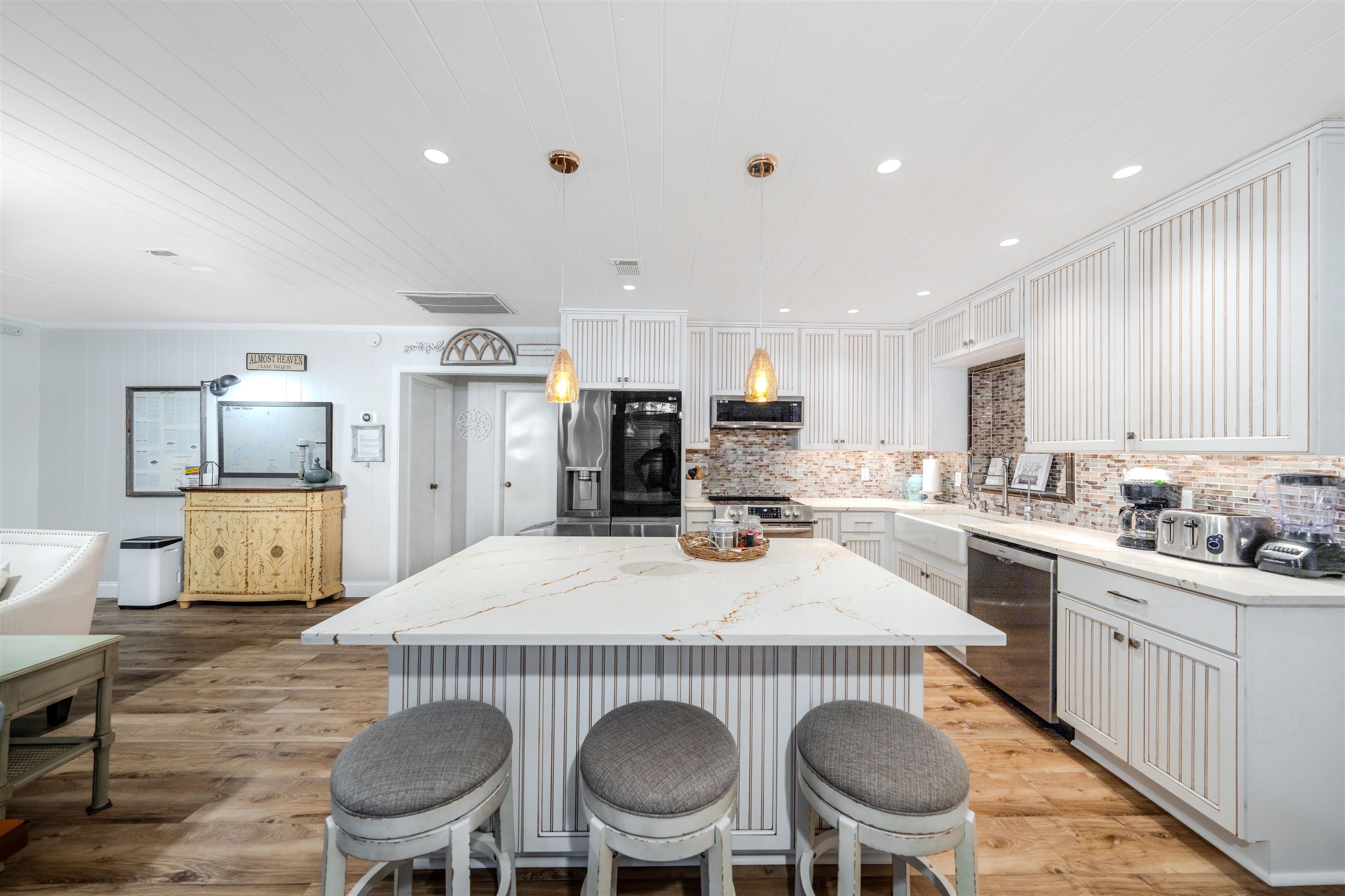 3842 Edgewater Drive