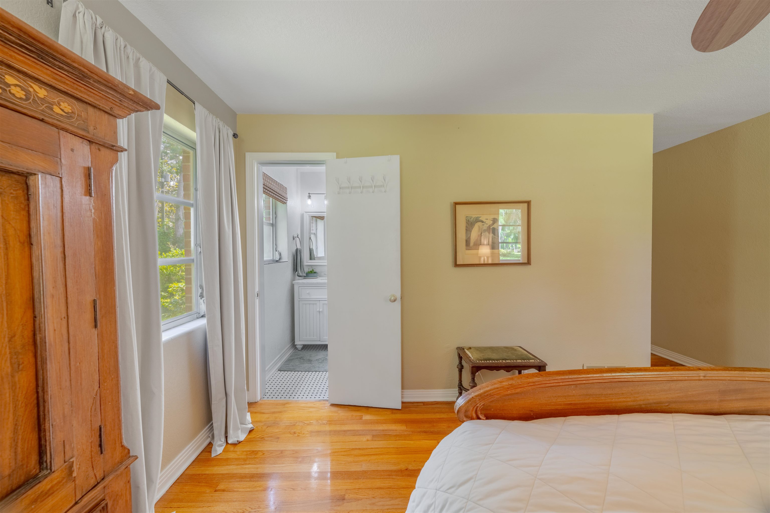 3164 LAKESHORE Drive