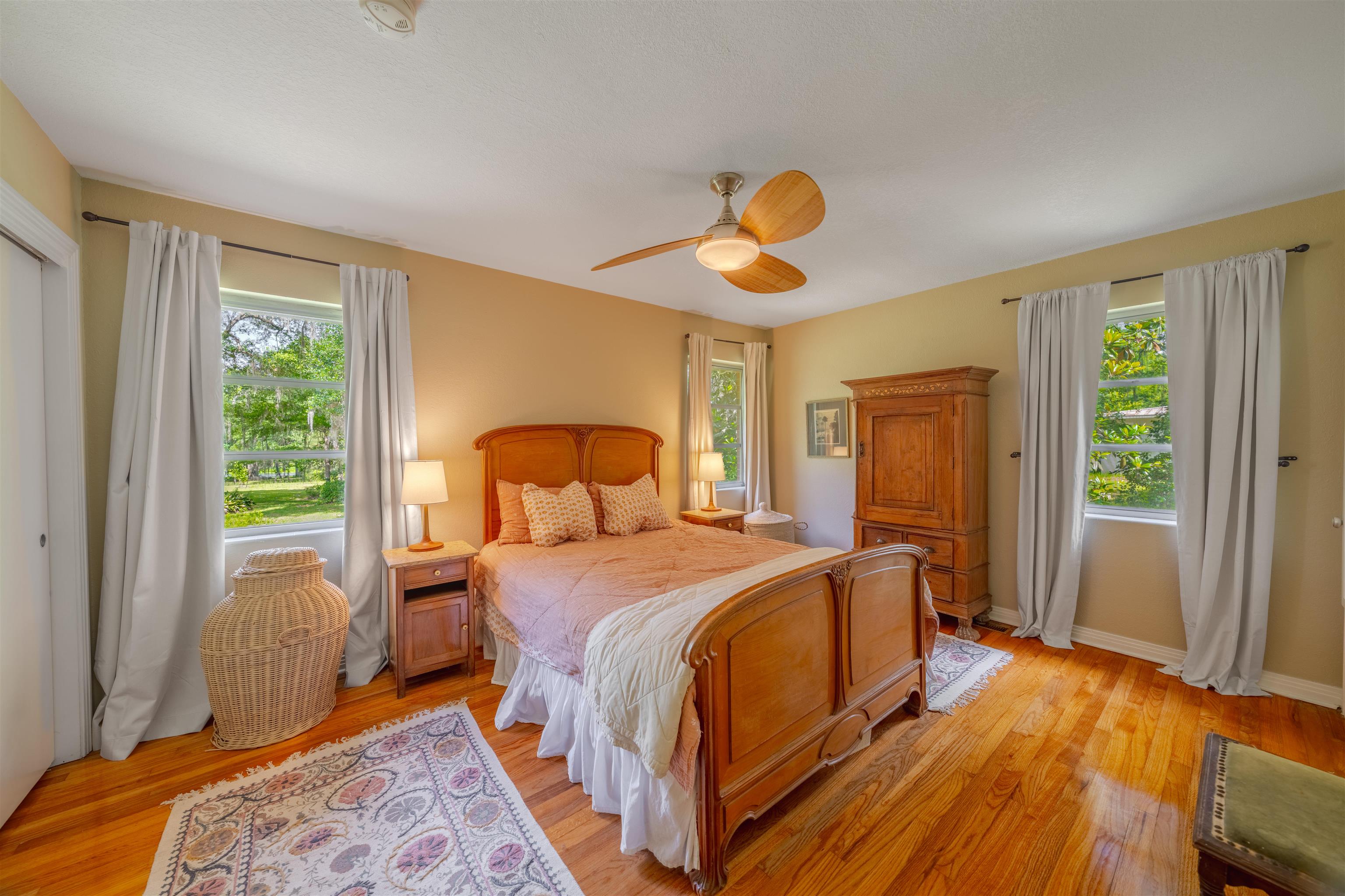 3164 LAKESHORE Drive