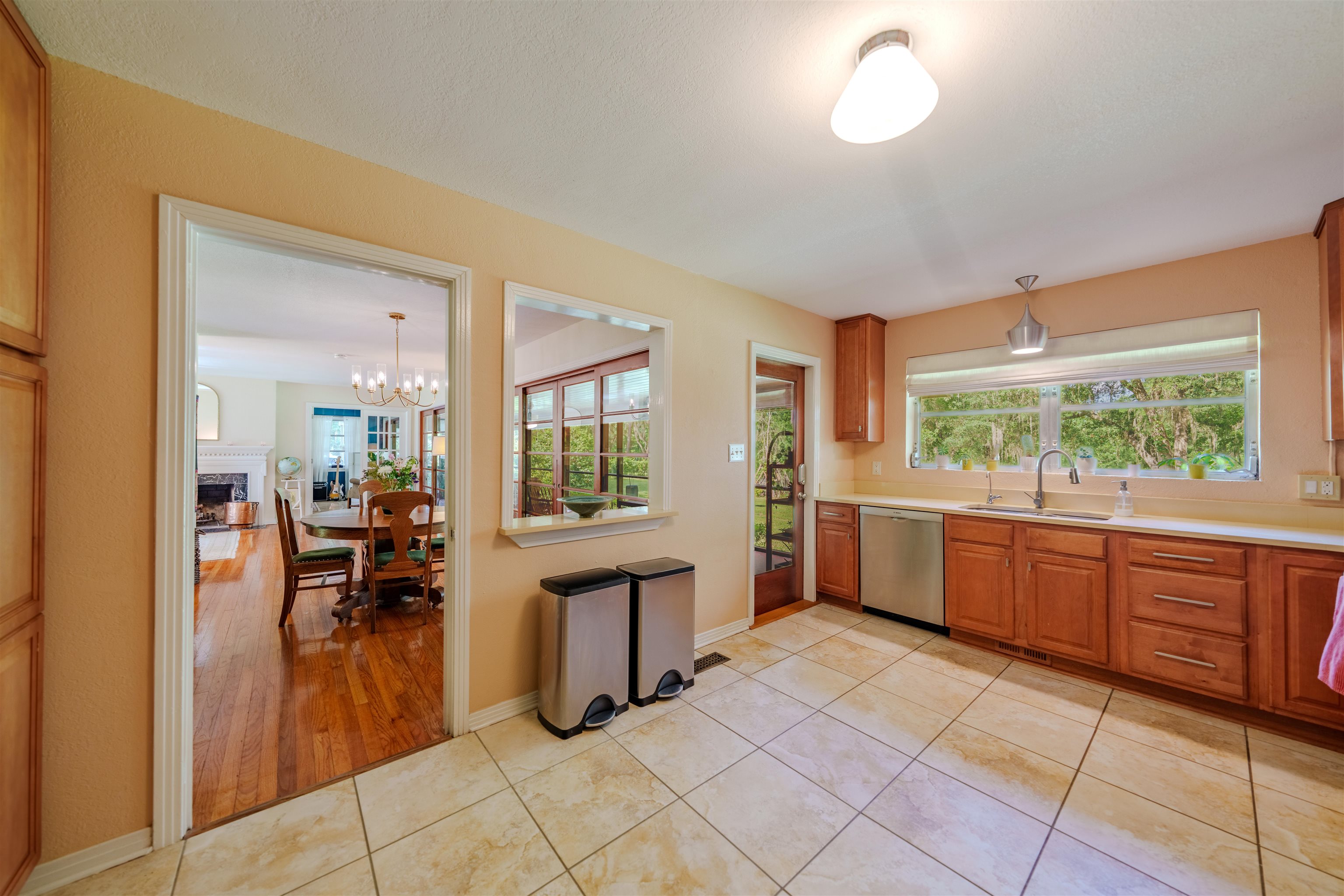 3164 LAKESHORE Drive