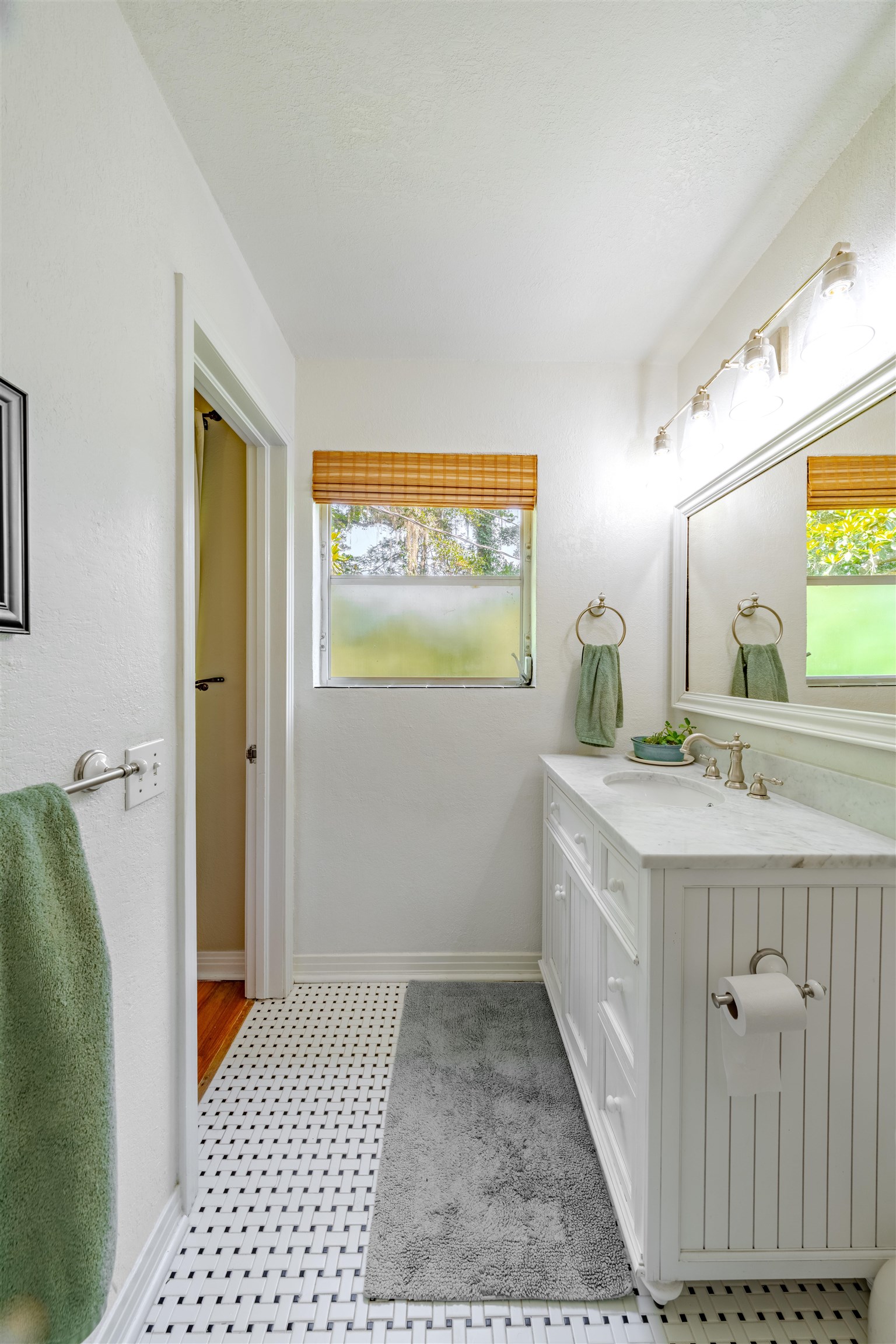 3164 LAKESHORE Drive