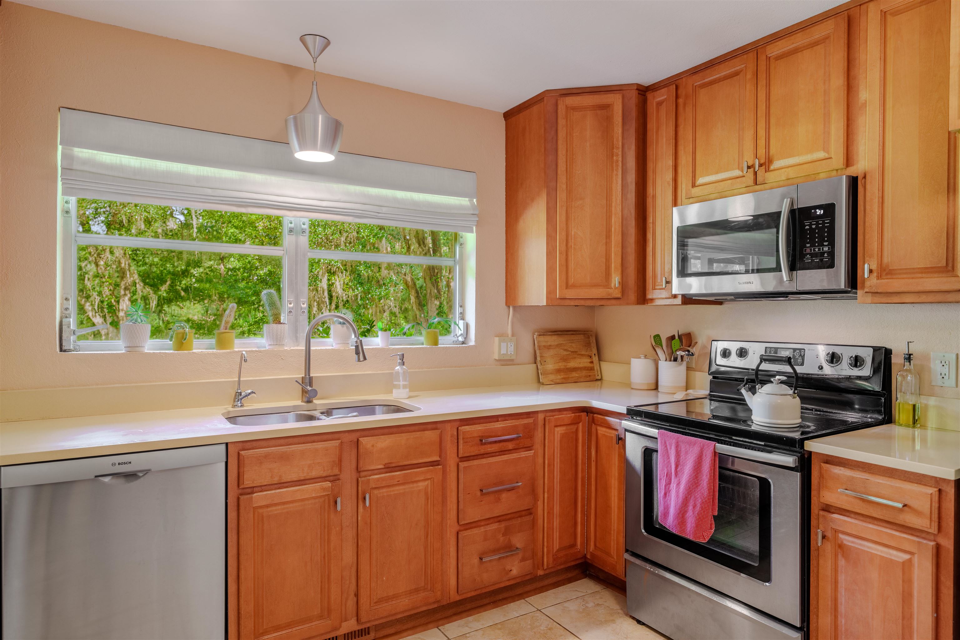 3164 LAKESHORE Drive