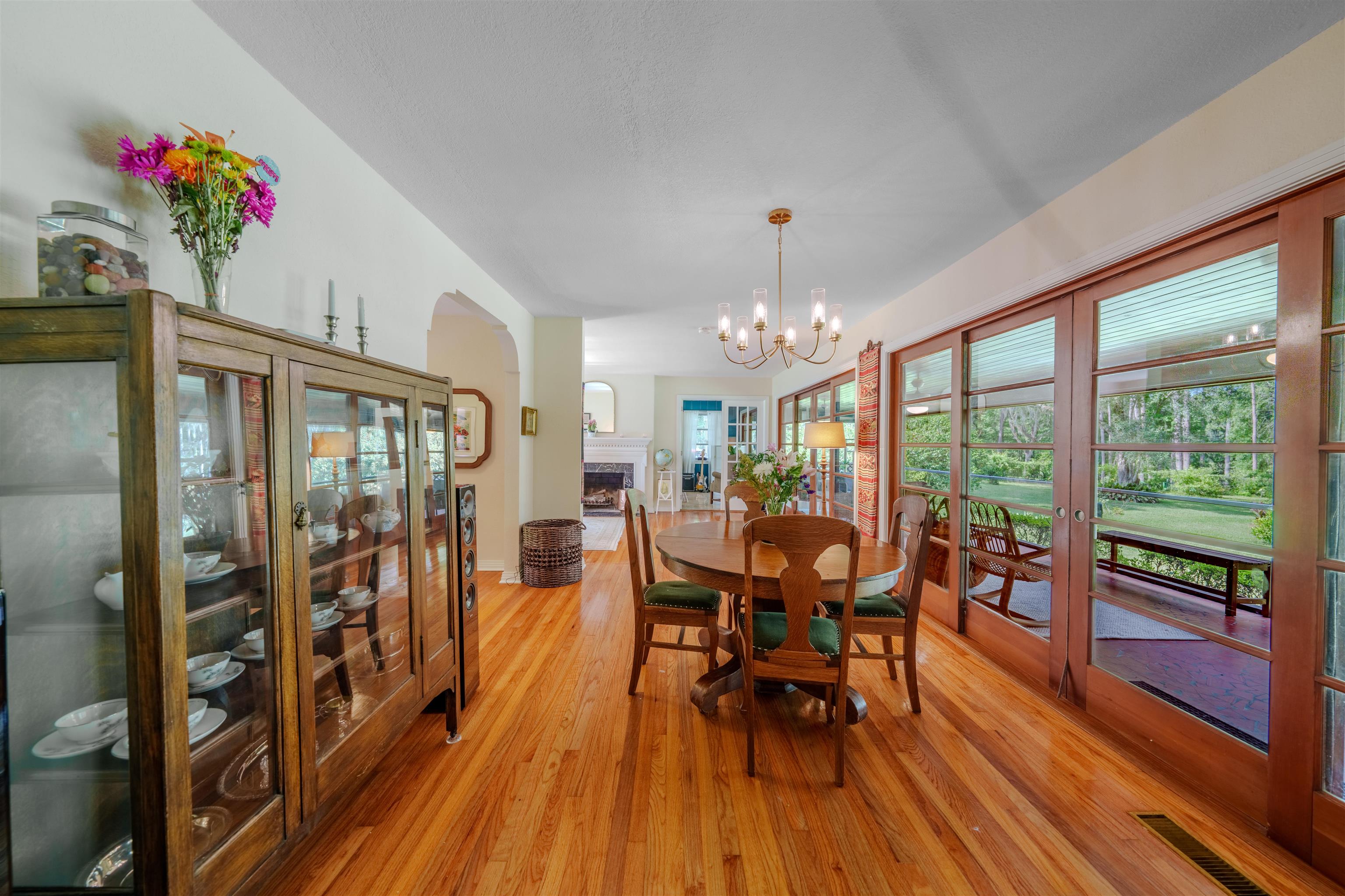 3164 LAKESHORE Drive