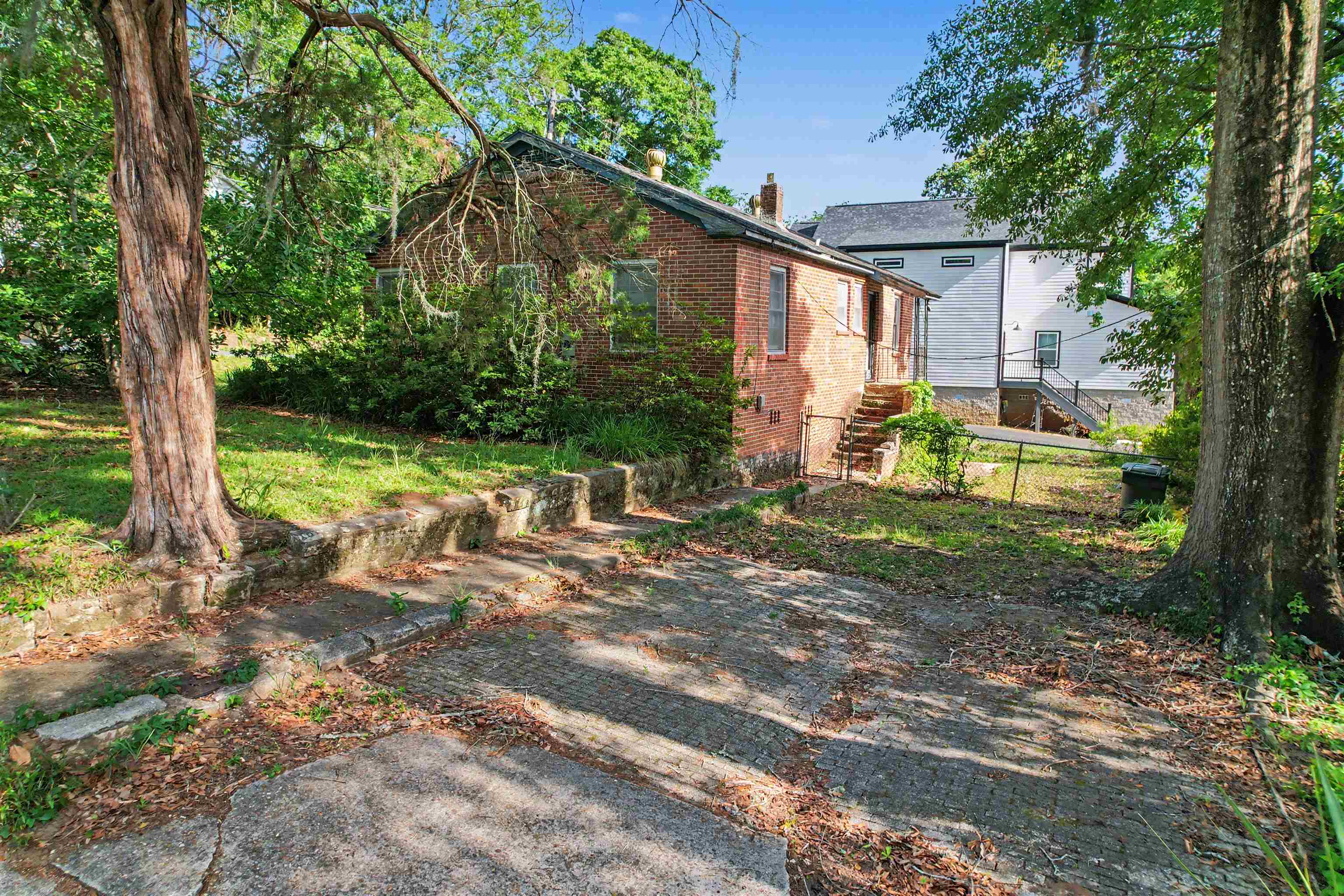 826 MARTIN Street