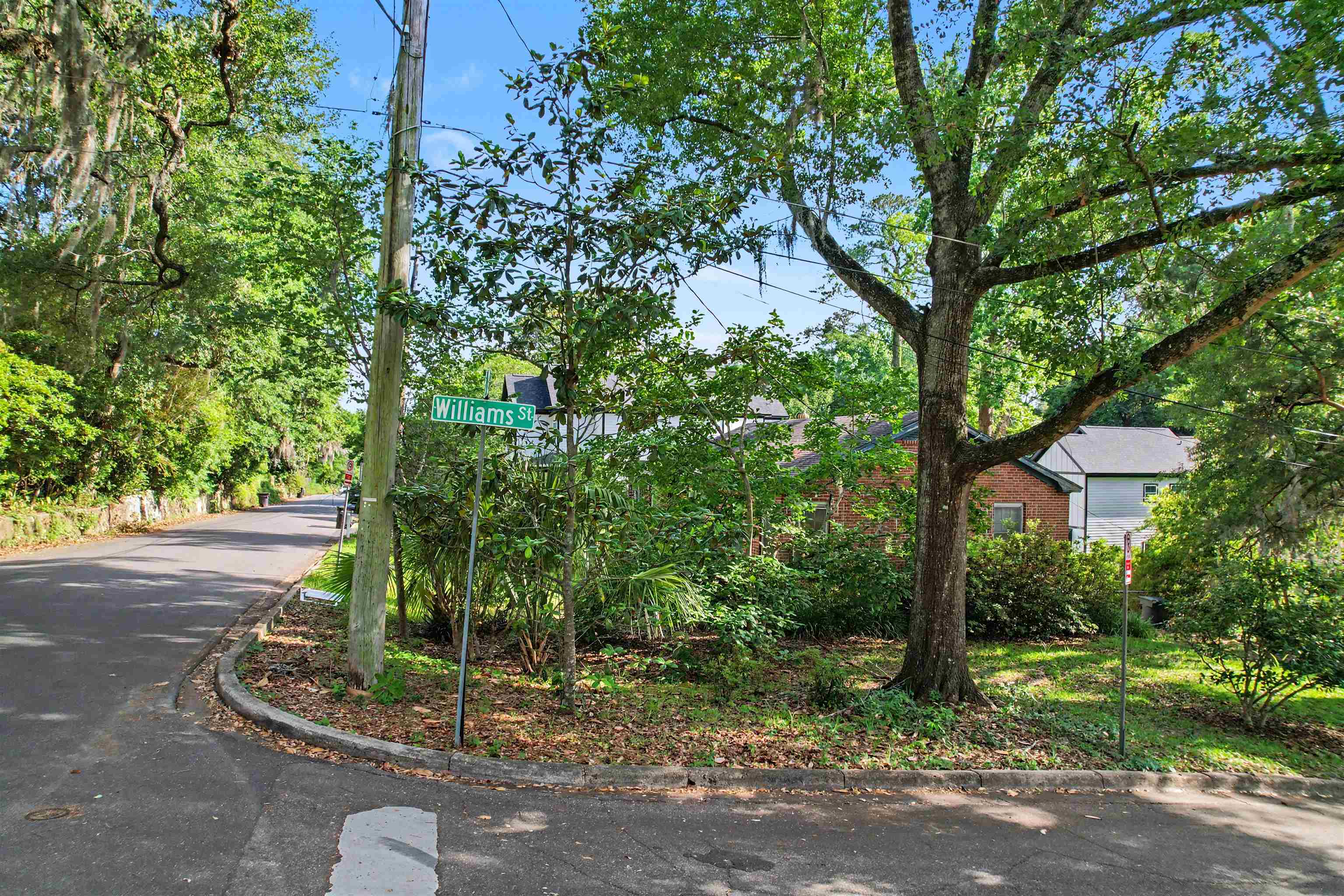 826 MARTIN Street