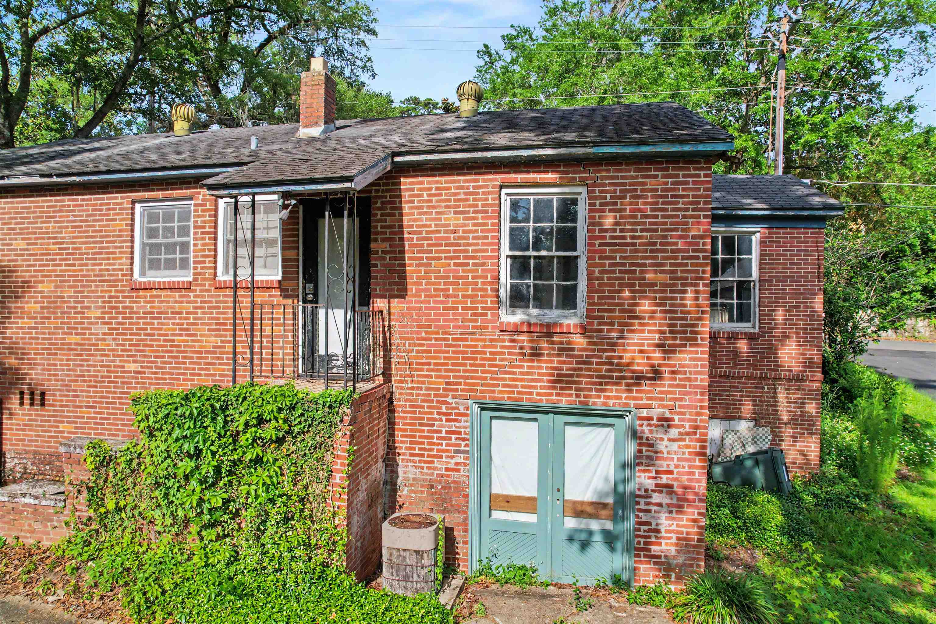 826 MARTIN Street