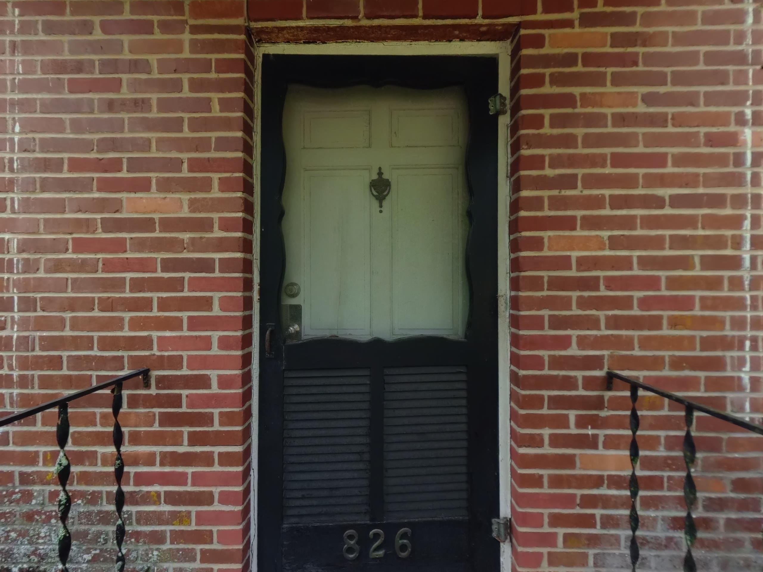 826 MARTIN Street