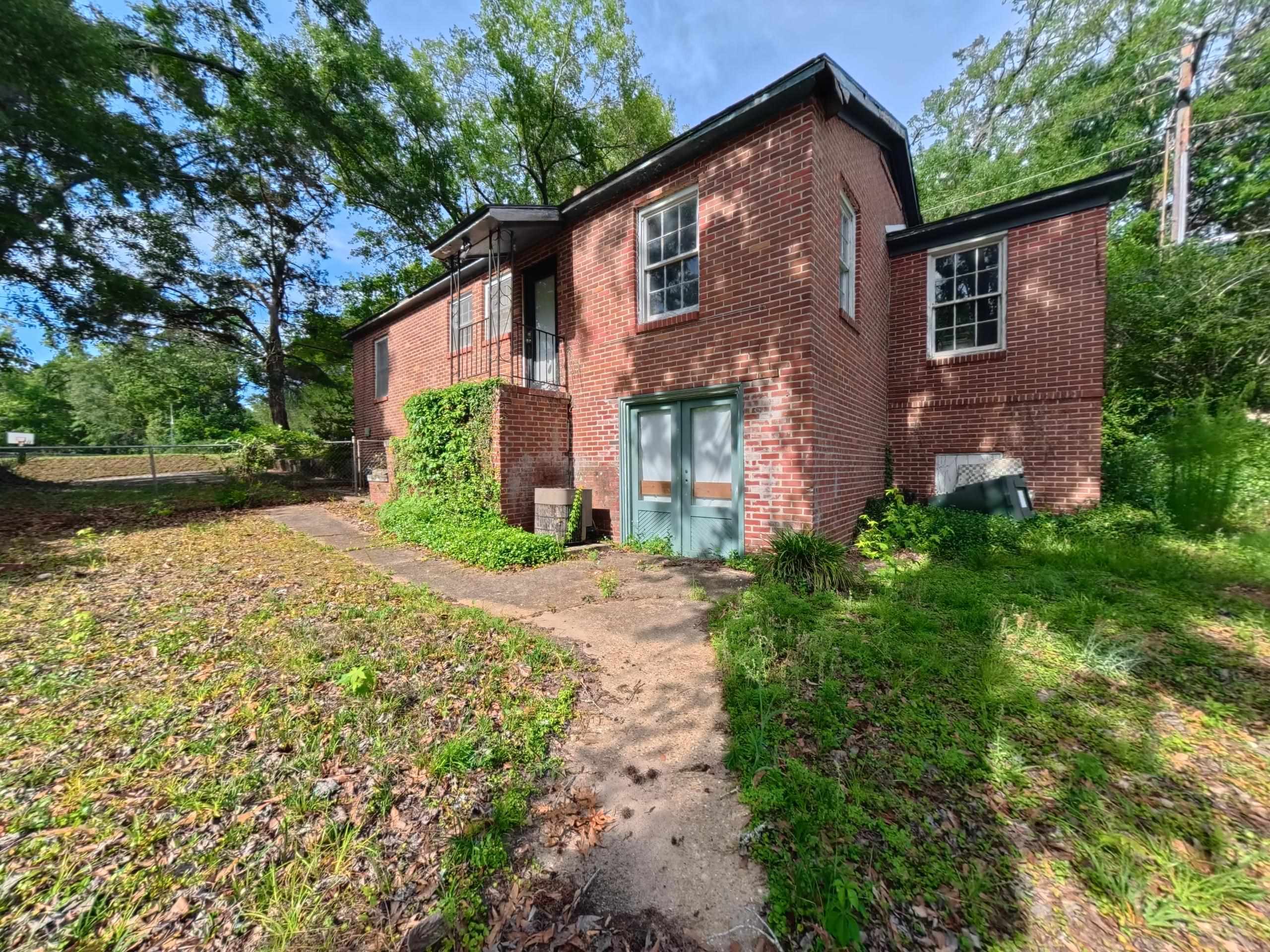 826 MARTIN Street