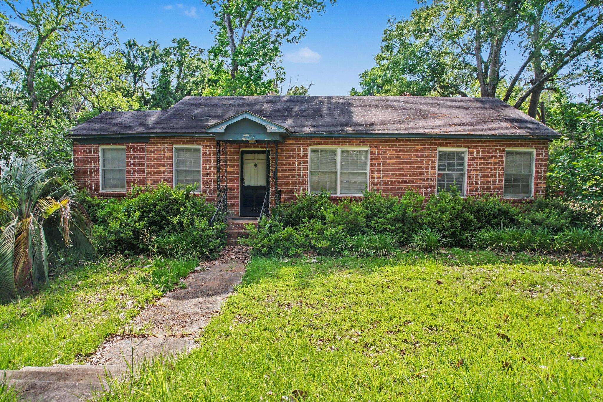 826 MARTIN Street
