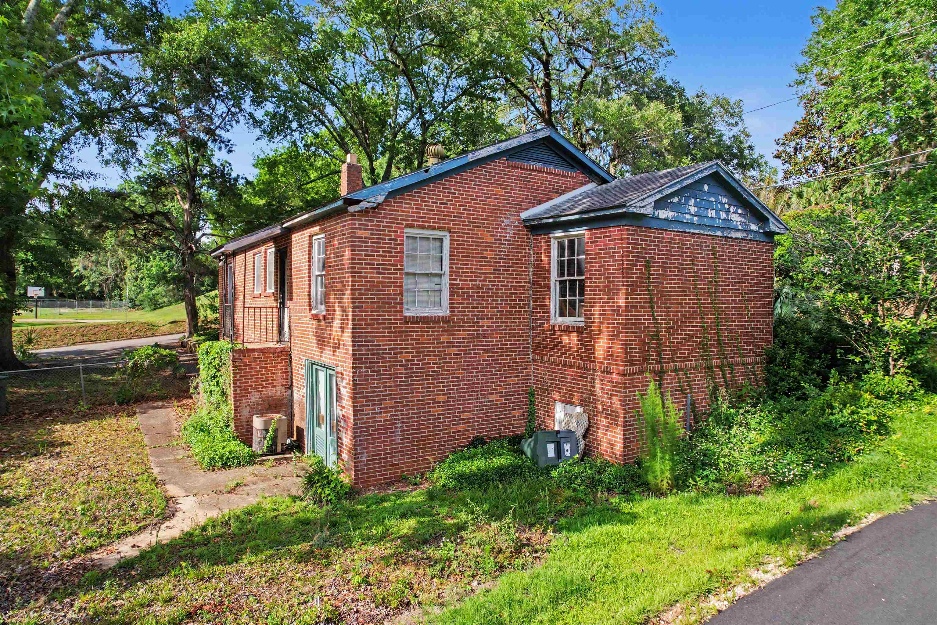 826 MARTIN Street