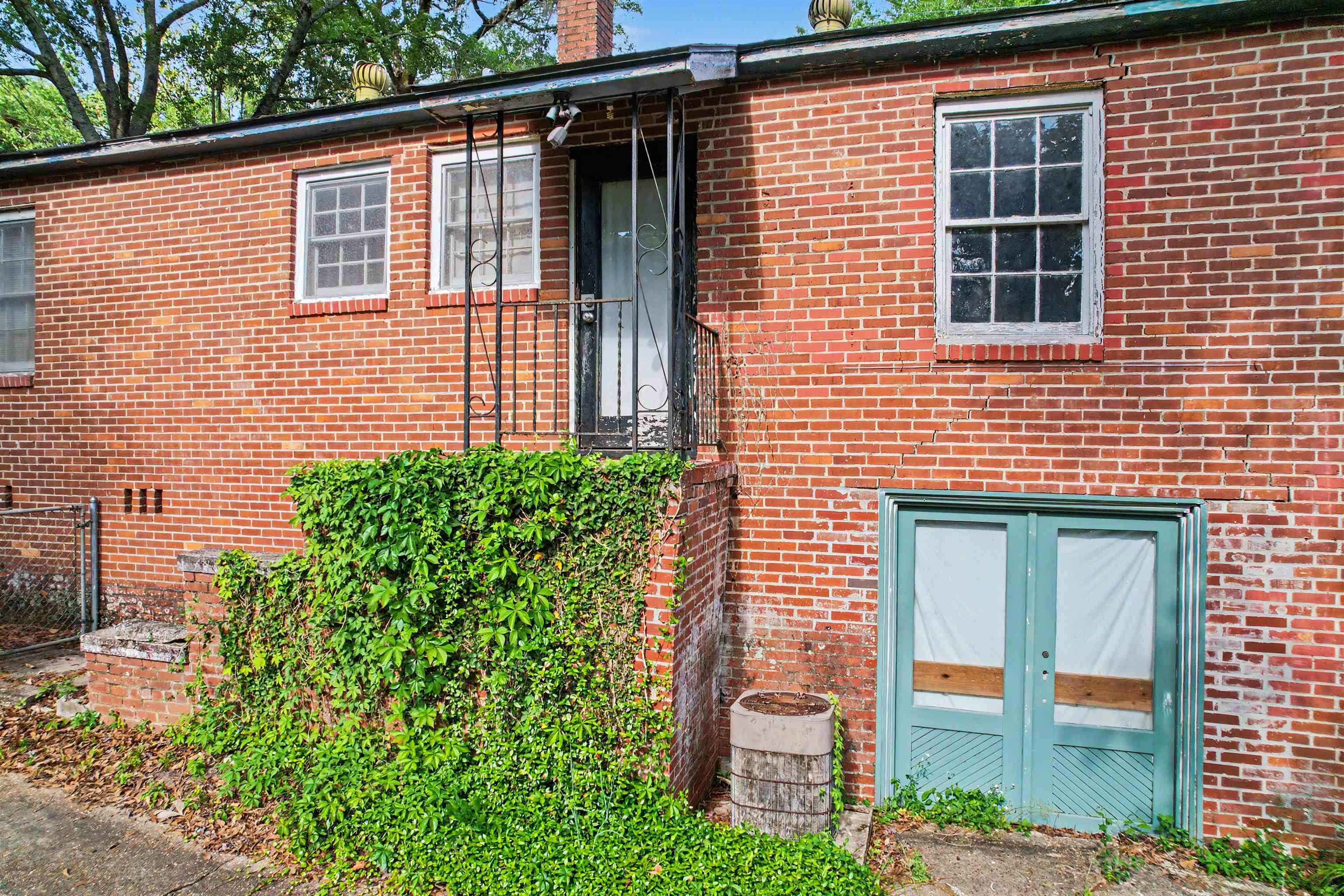 826 MARTIN Street