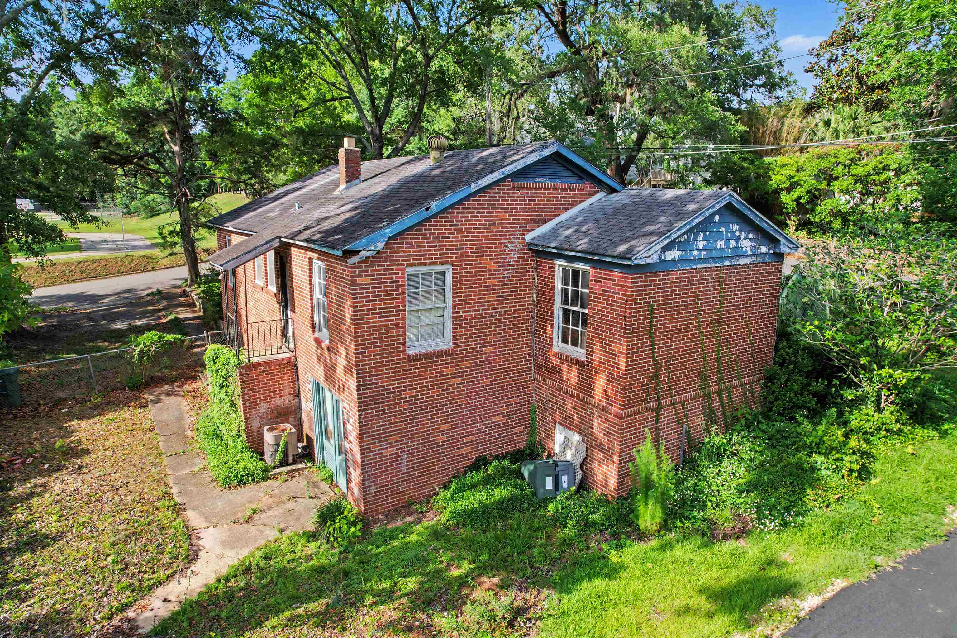 826 MARTIN Street