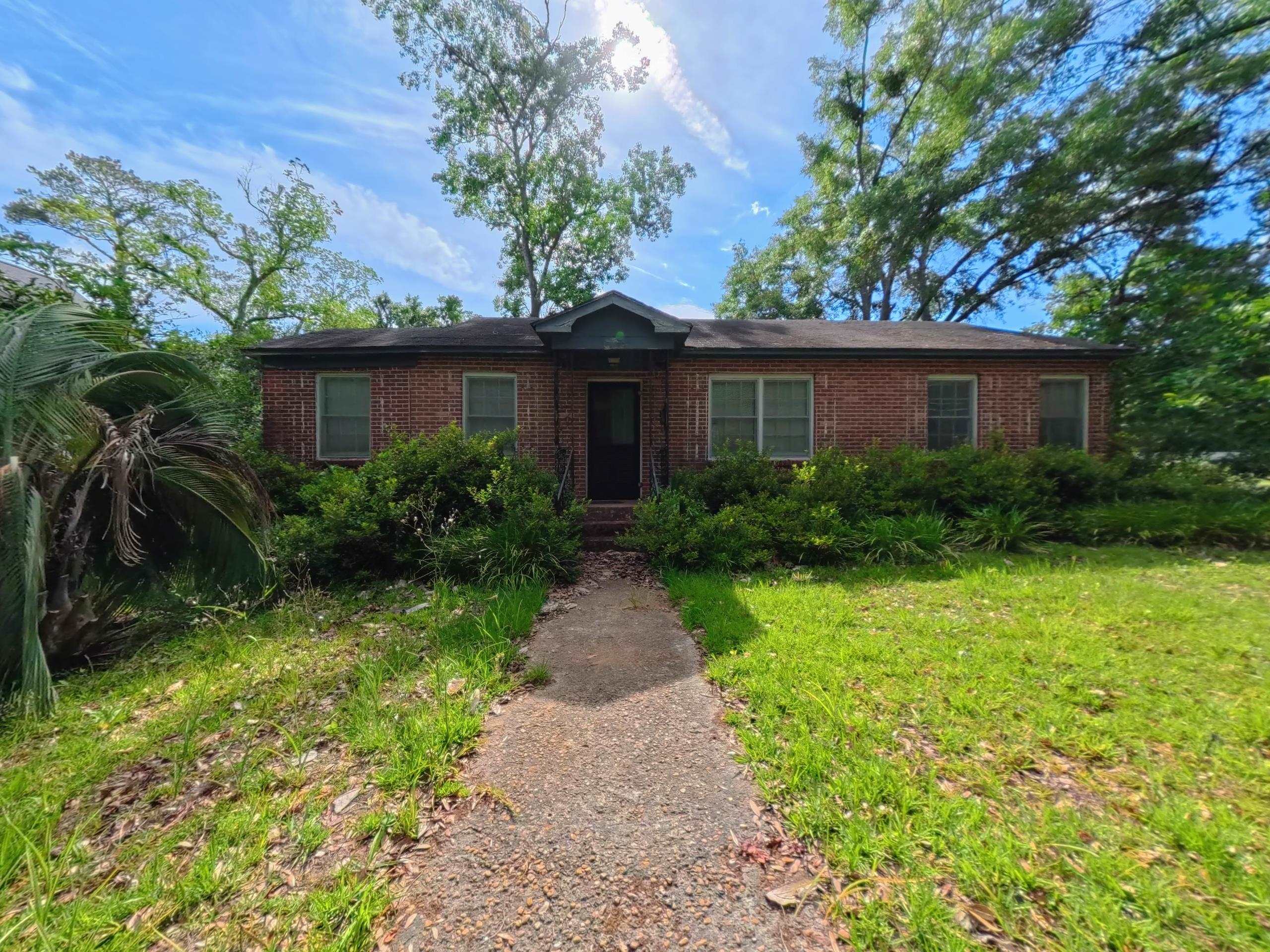 826 MARTIN Street