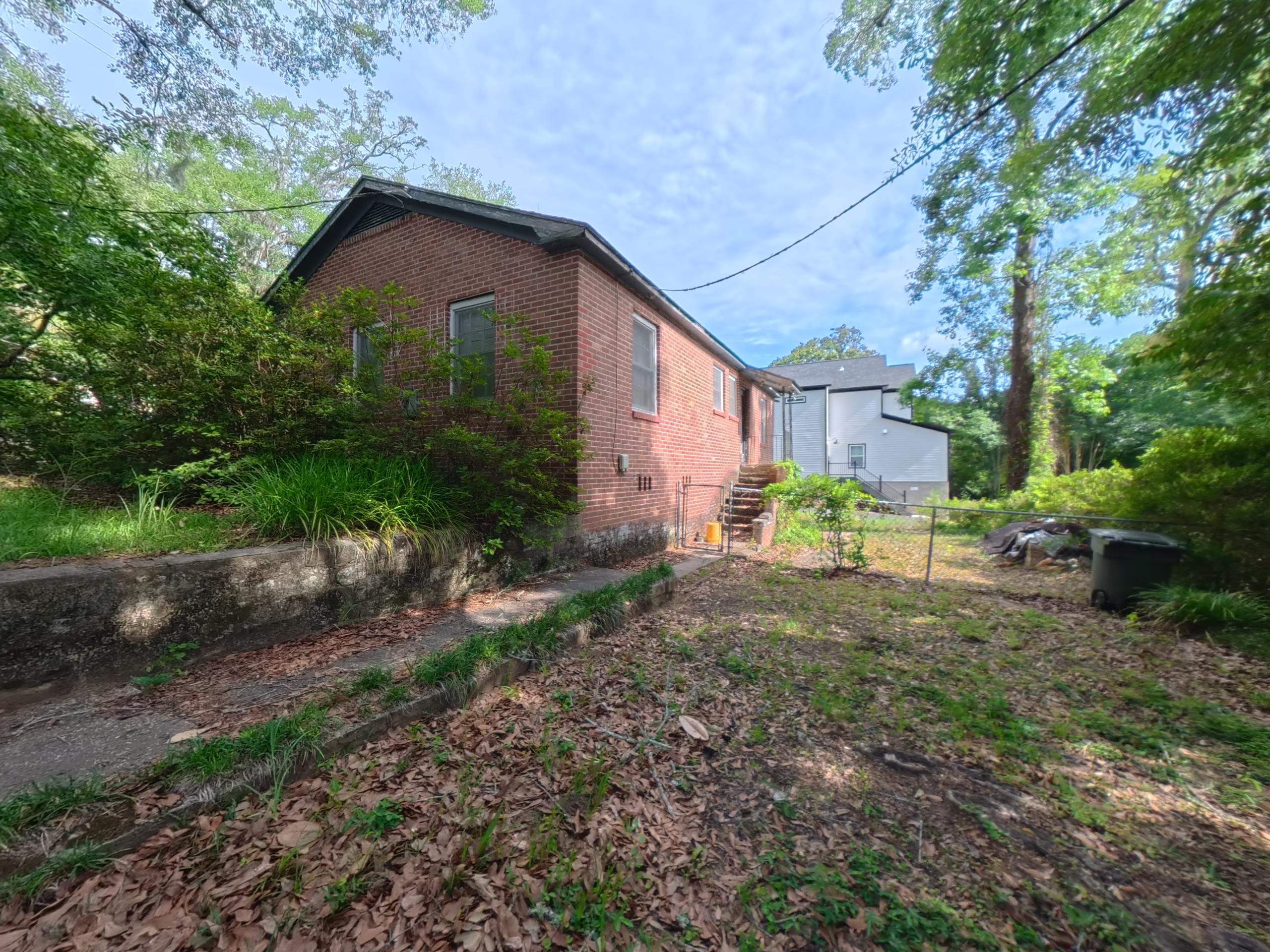 826 MARTIN Street