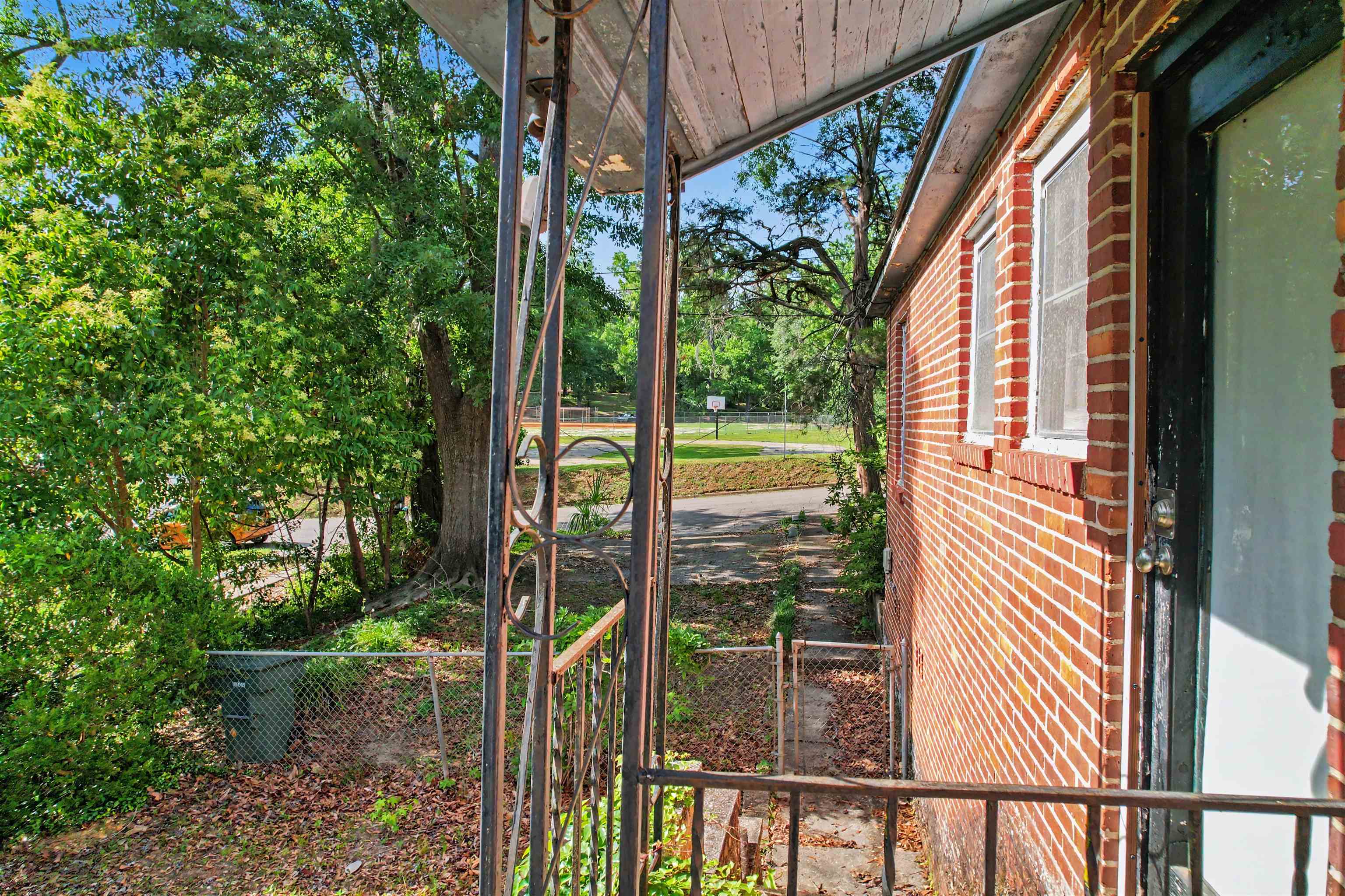 826 MARTIN Street