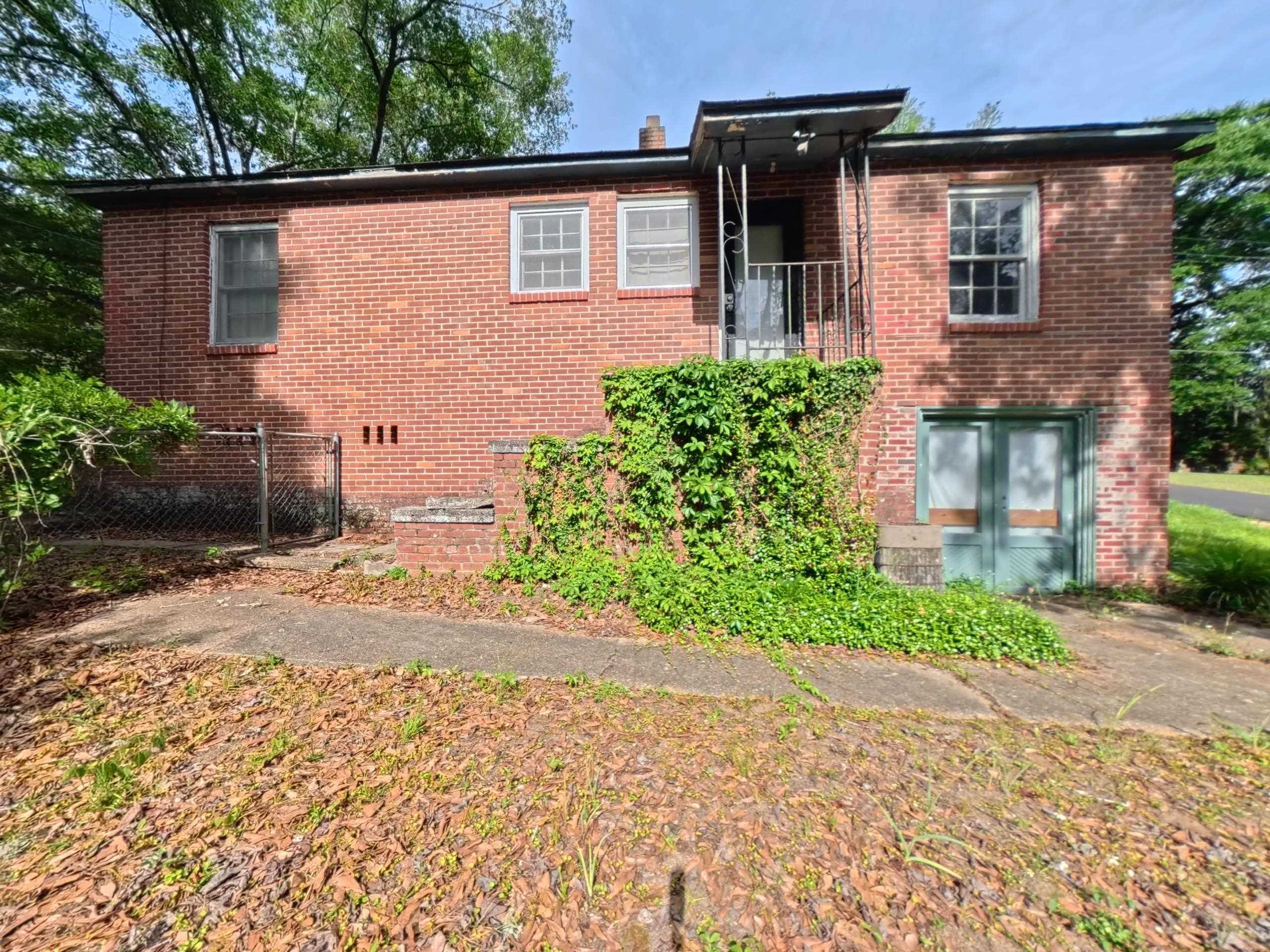 826 MARTIN Street