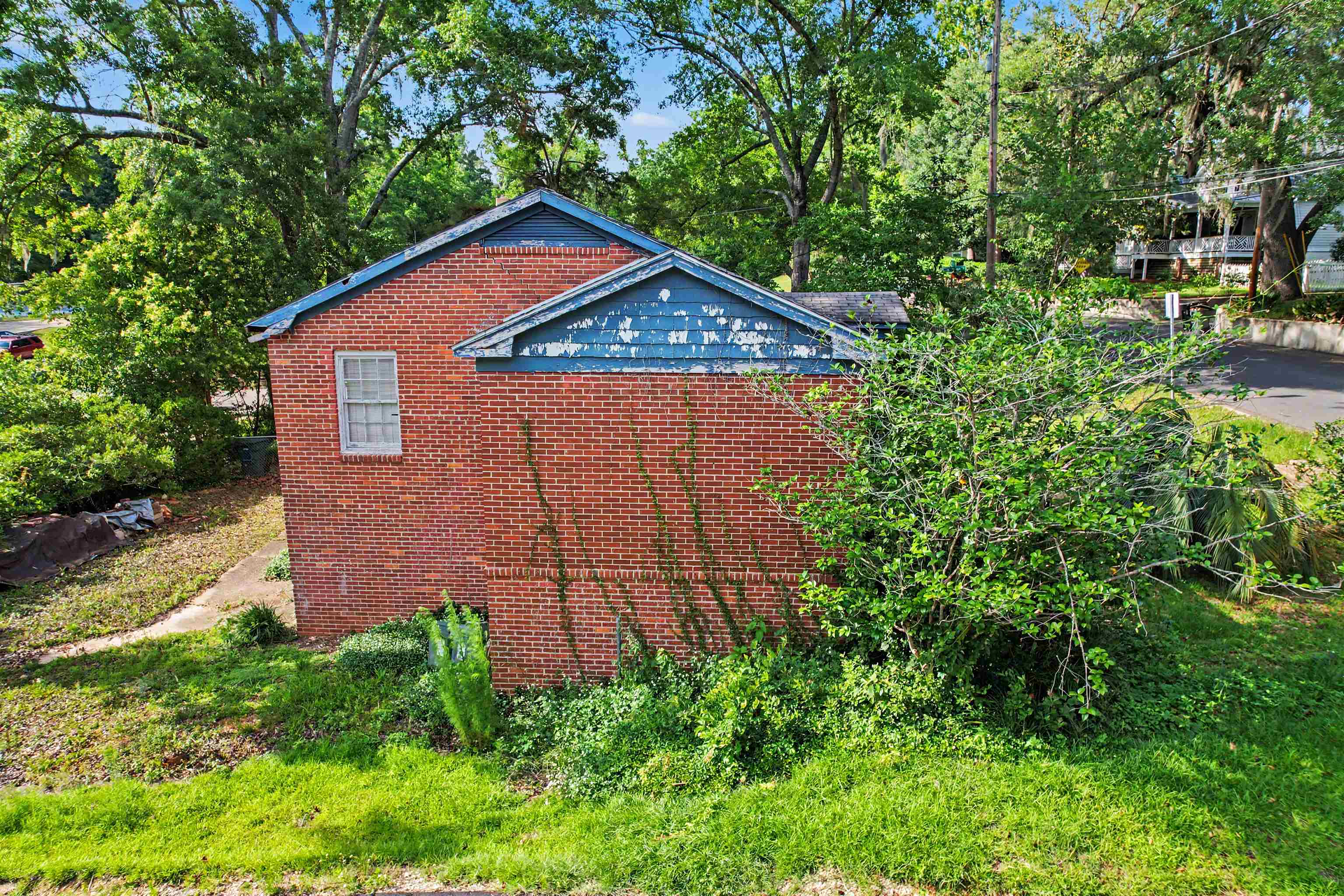 826 MARTIN Street