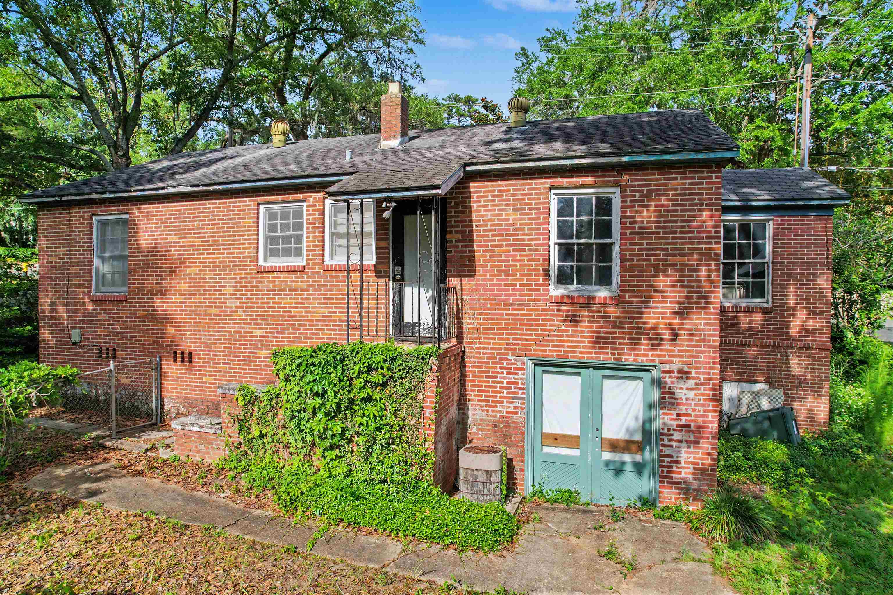 826 MARTIN Street