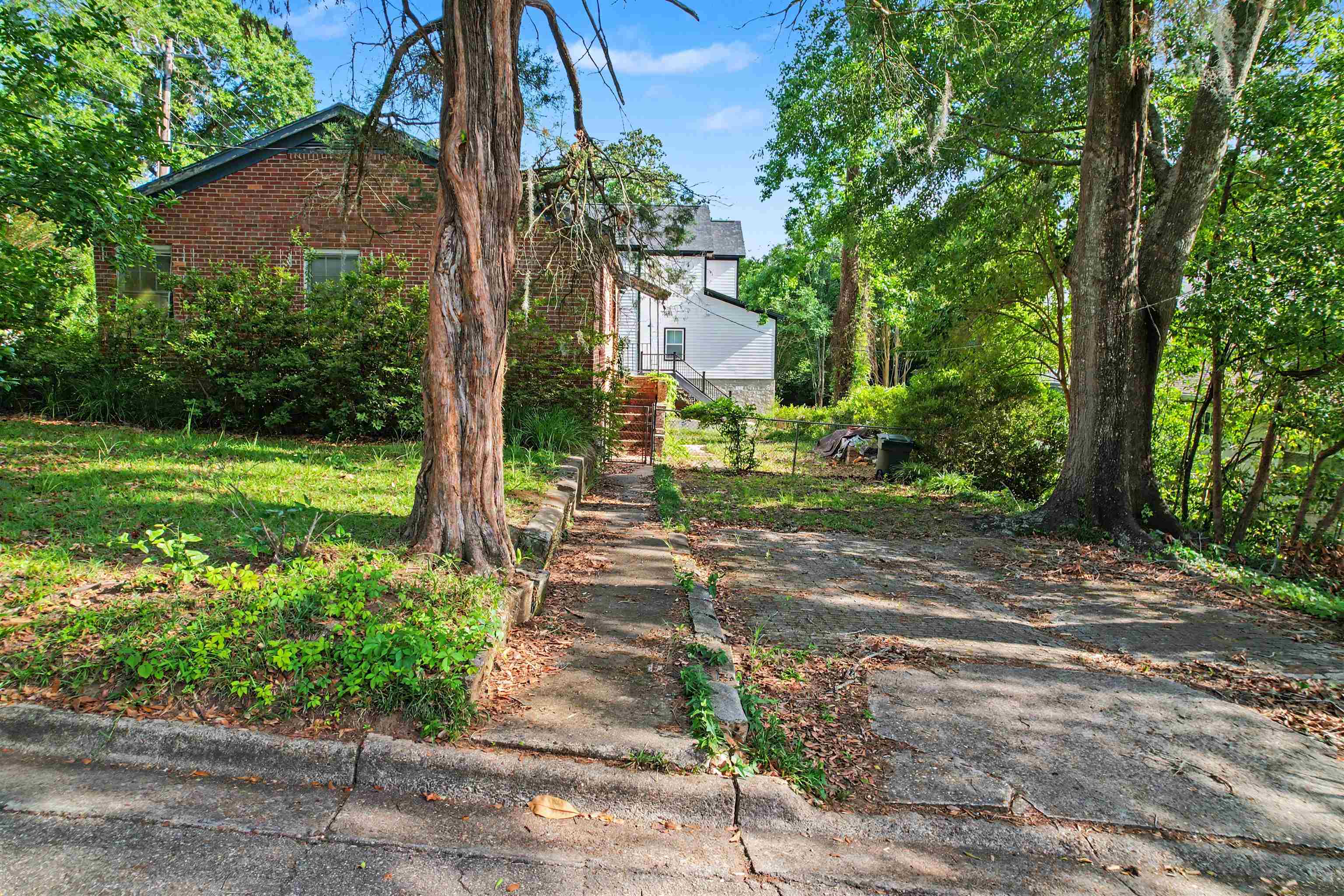 826 MARTIN Street