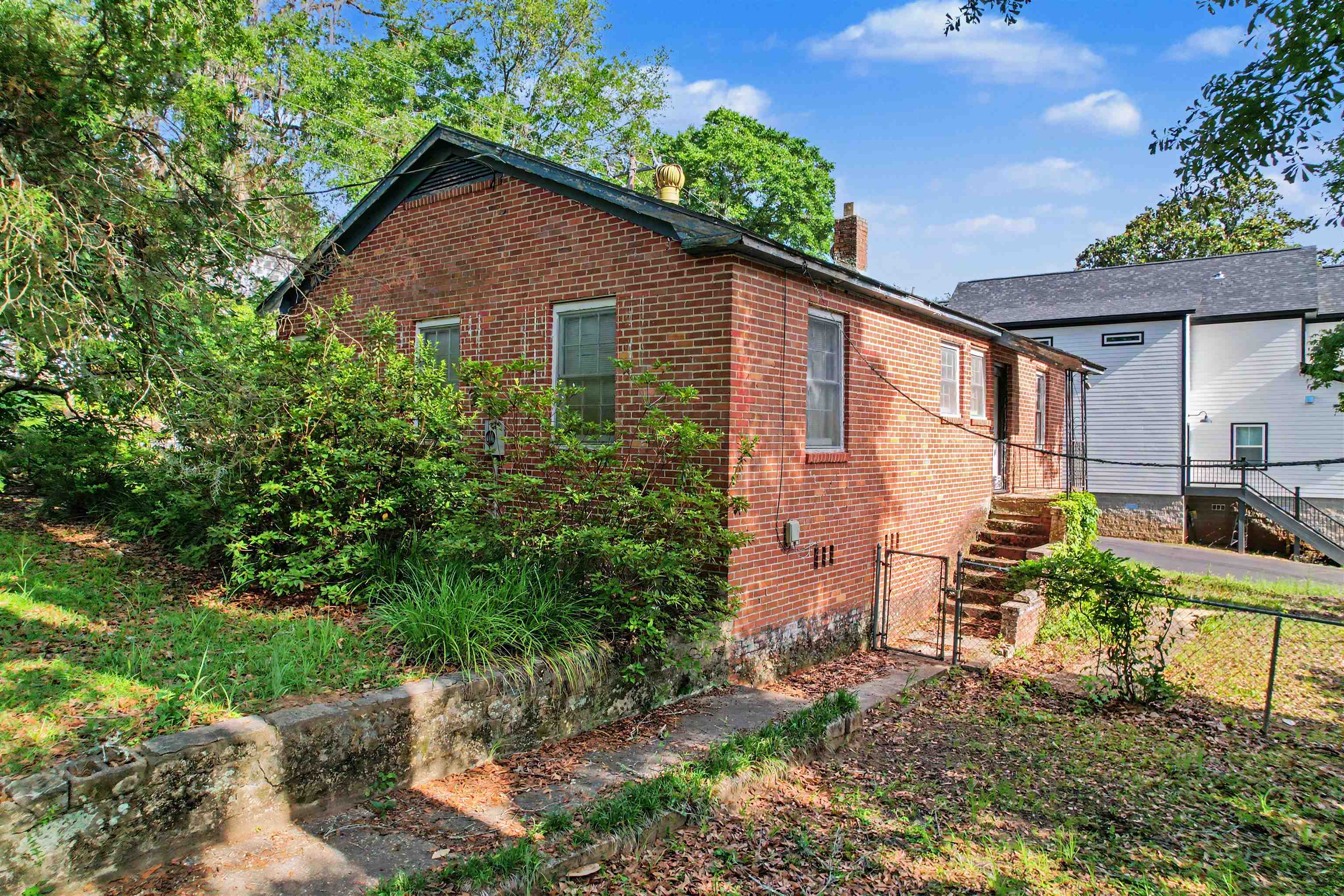 826 MARTIN Street