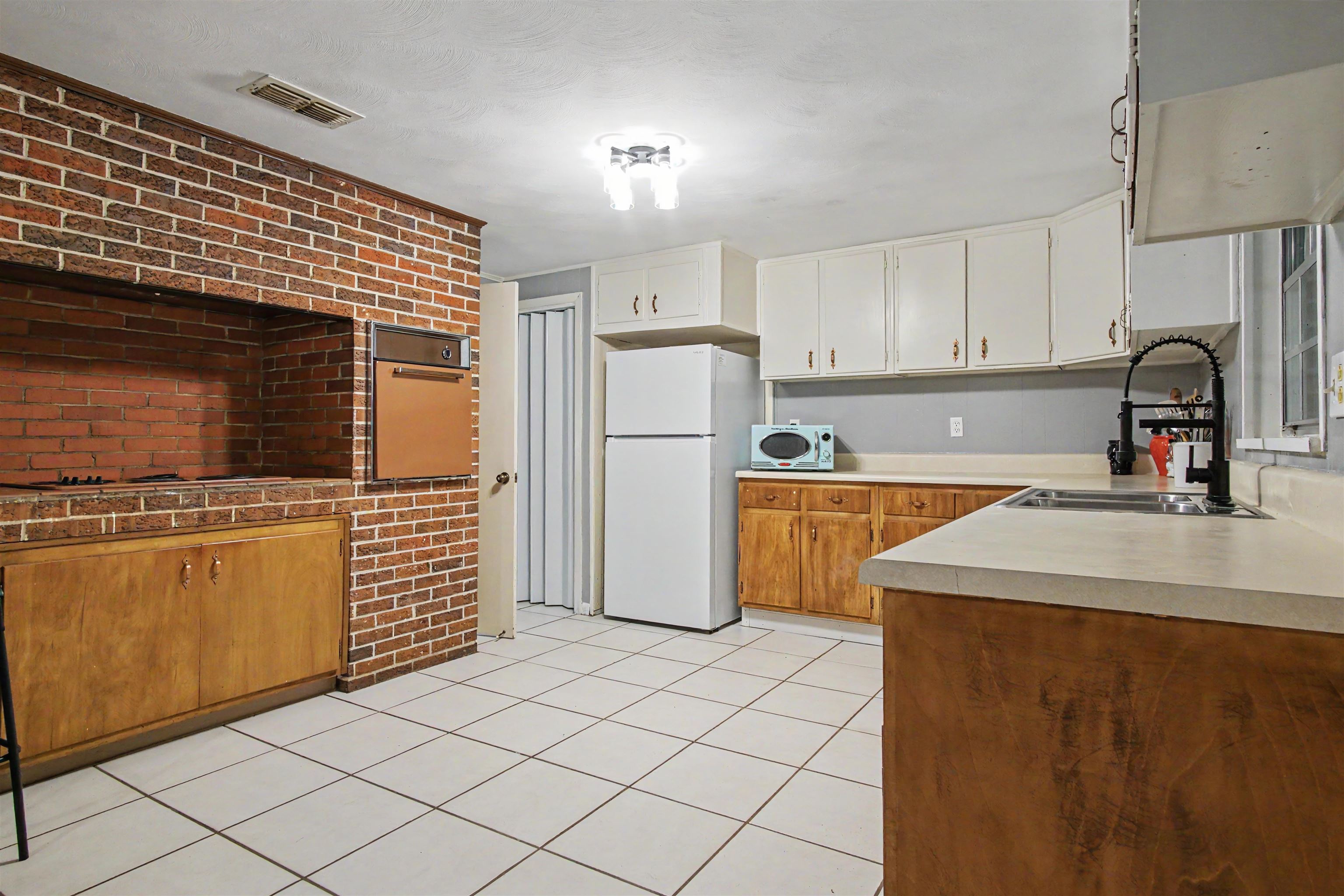 3232 Robinson Oak Drive