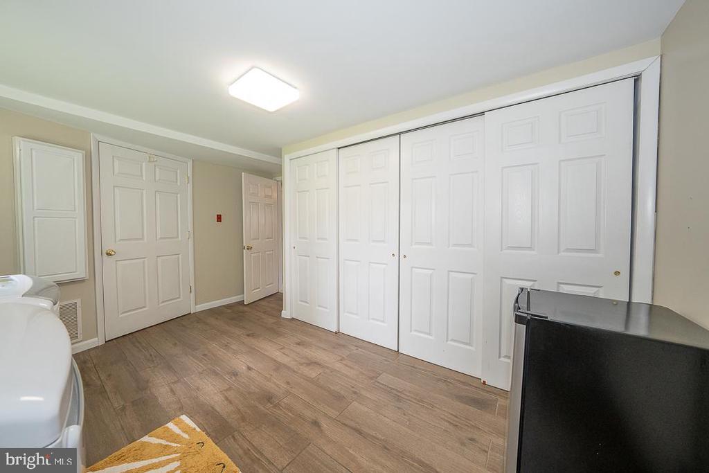 4 WOOD LN