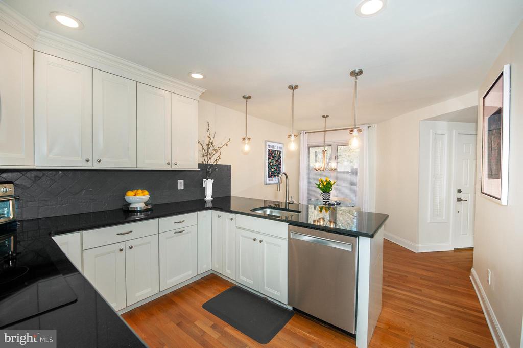 138 Montrose Ave #17