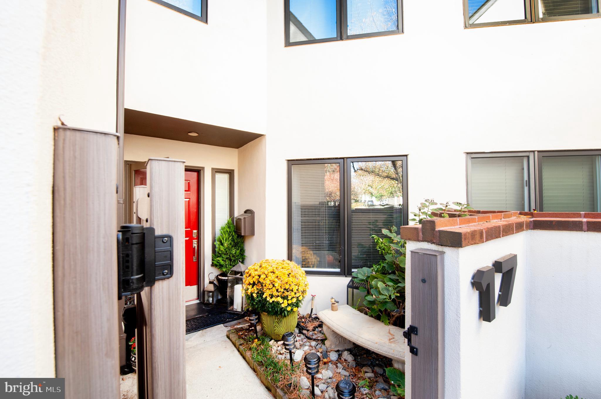 138 Montrose Ave #17
