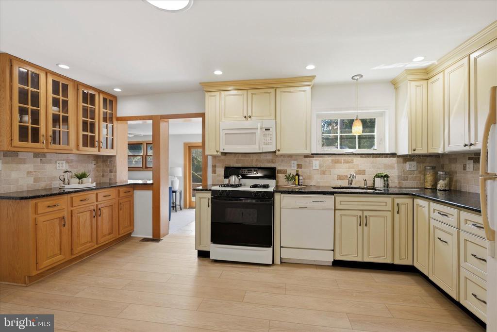 1612 COLONY LANE
