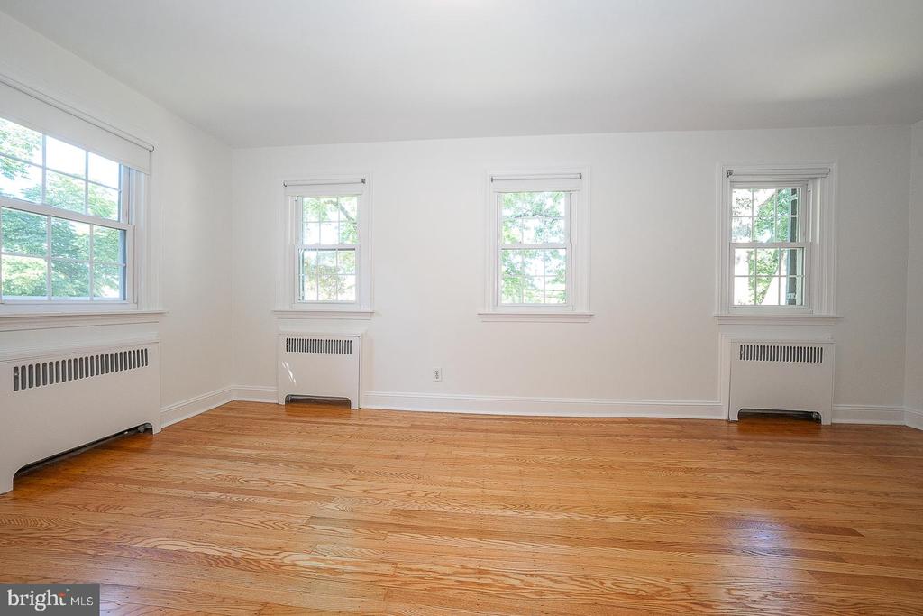 321 EARLINGTON ROAD