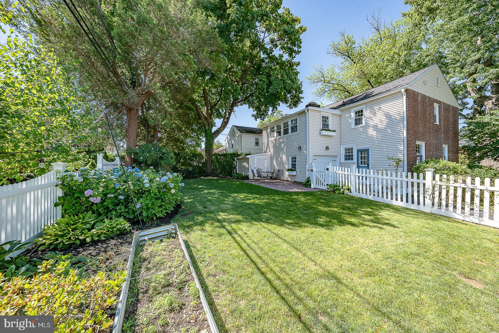 321 EARLINGTON ROAD