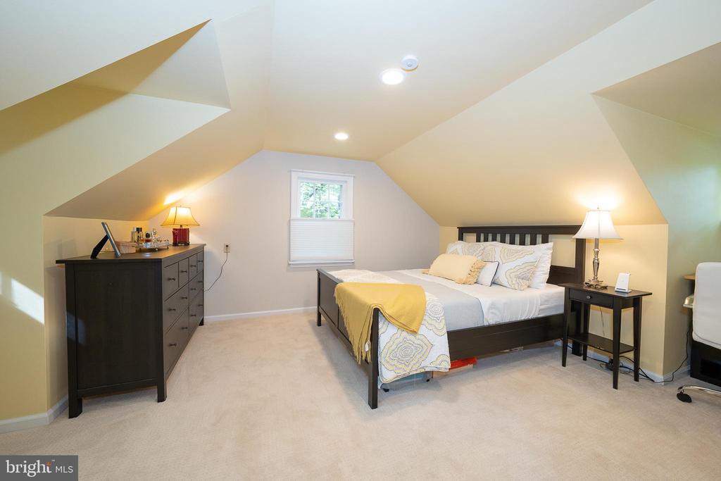 646 BEECHWOOD DRIVE