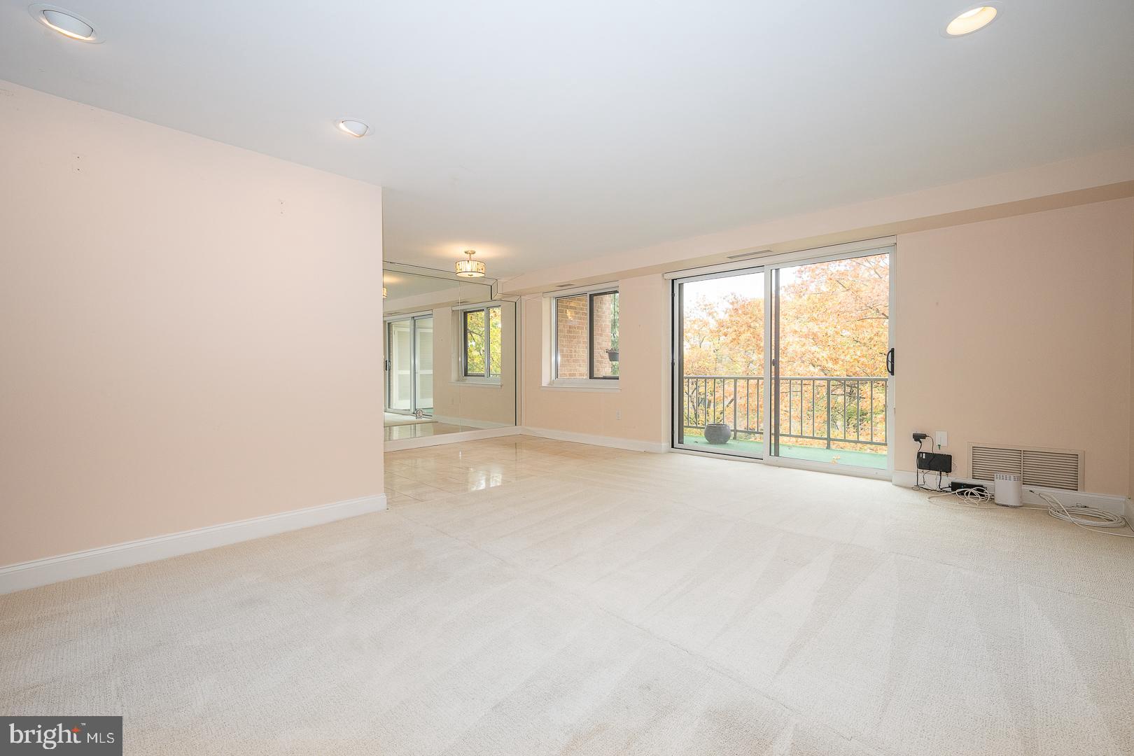 1637 Oakwood DRIVE Unit: CONDO 218