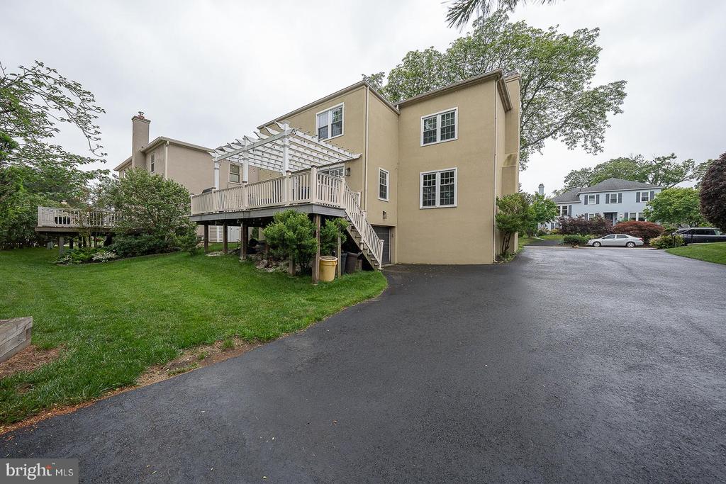 10 HANSEN COURT