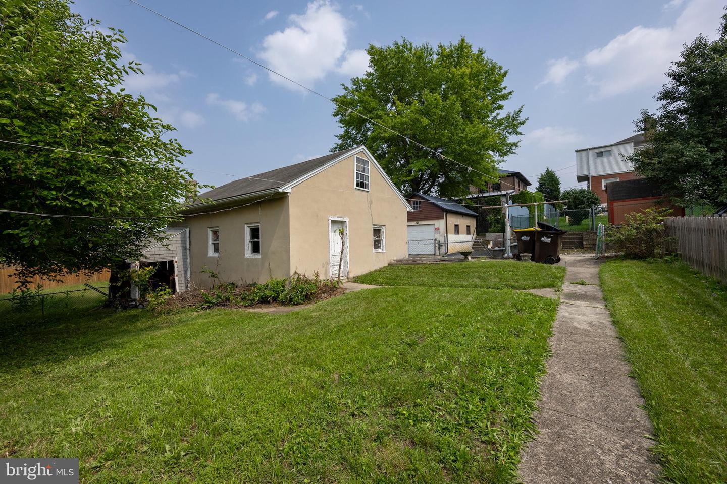 823 (Aka 210) Coates St