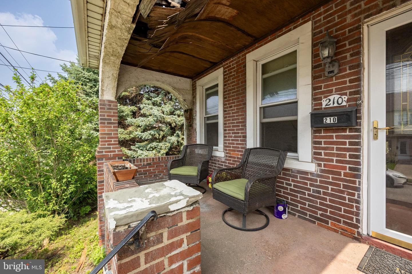 823 (Aka 210) Coates St