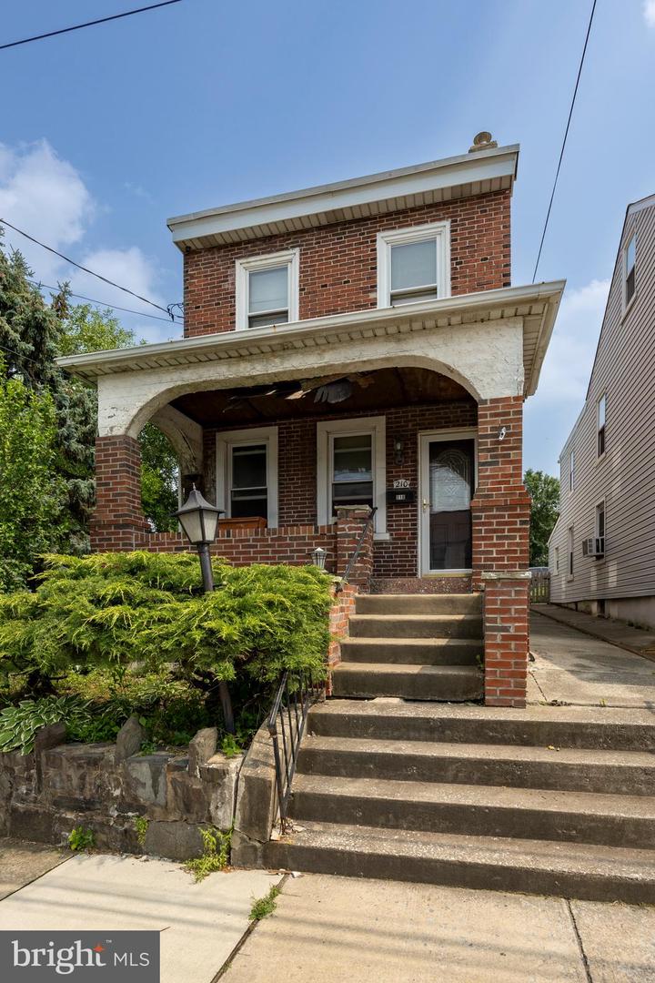 823 (Aka 210) Coates St