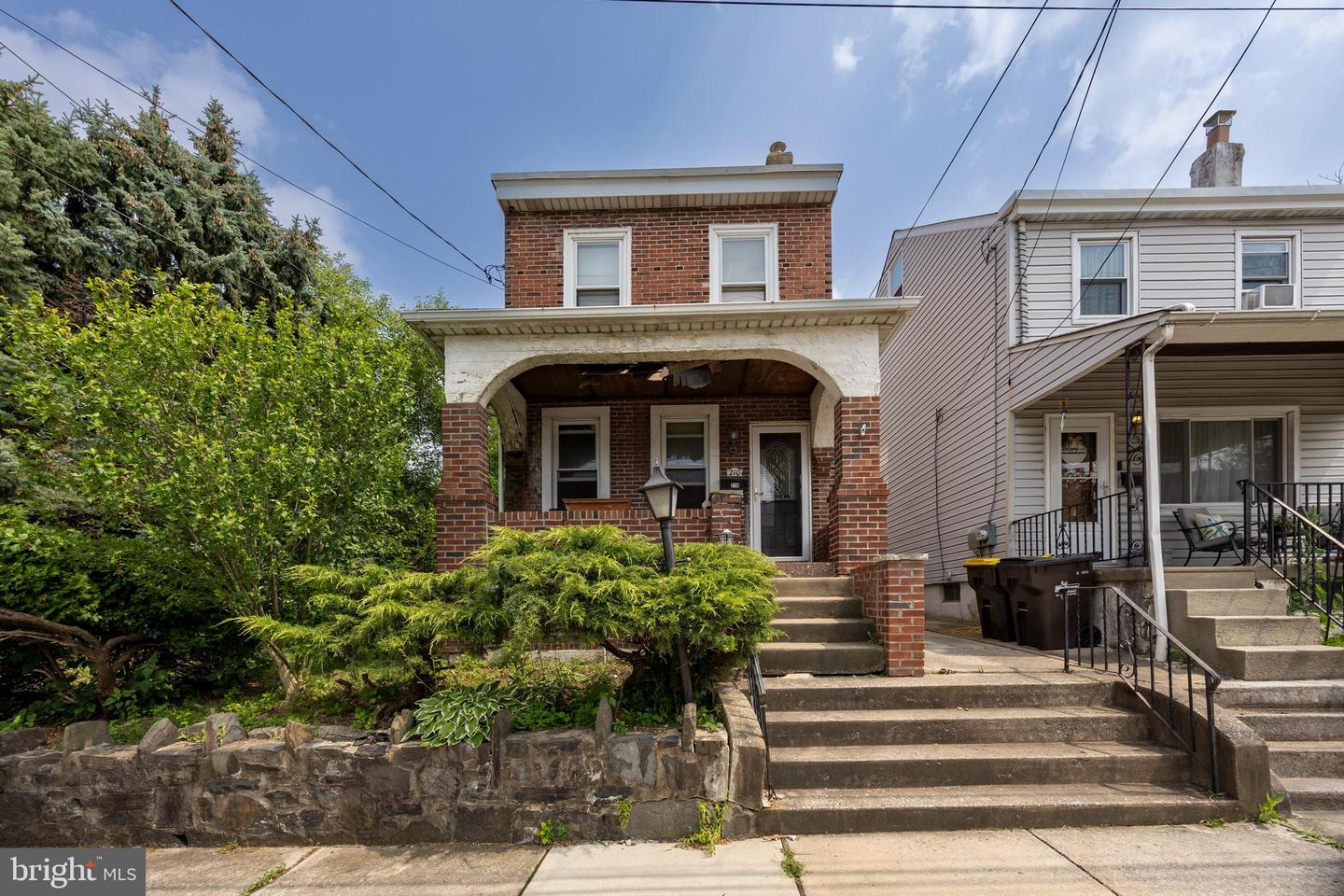 823 (Aka 210) Coates St