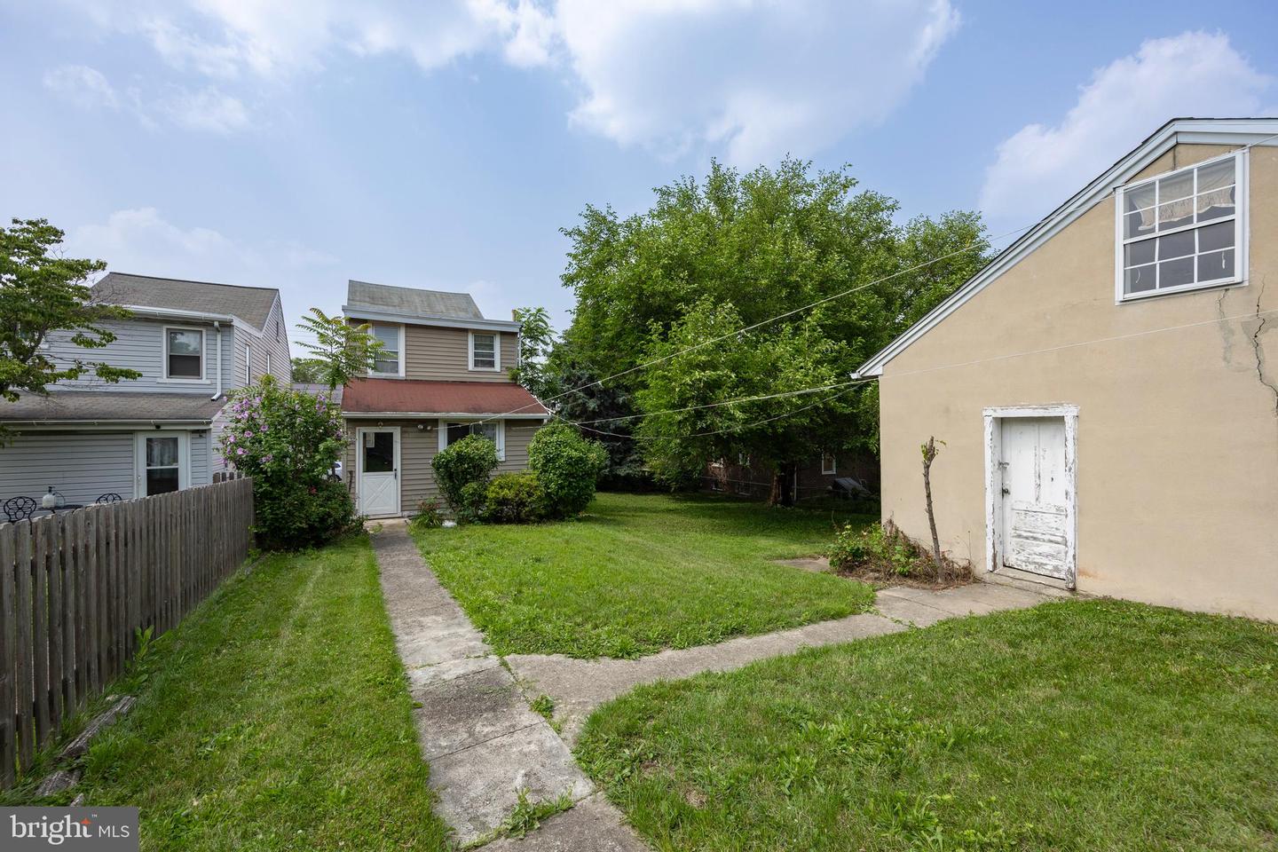 823 (Aka 210) Coates St